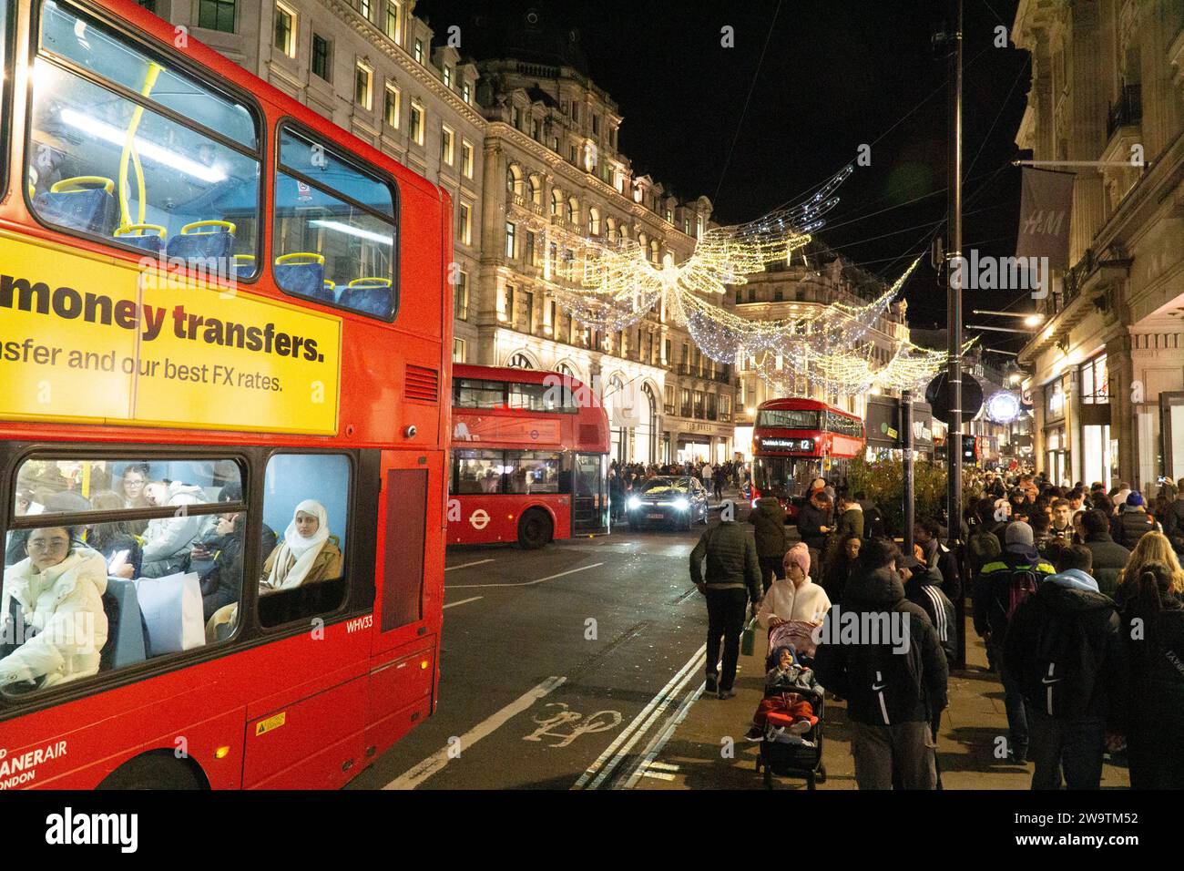 Londra, Regno Unito. 29 dicembre 2023. Folle di venditori in prima serata su Regent Street. Crediti: Anna Watson/Alamy Live News Foto Stock