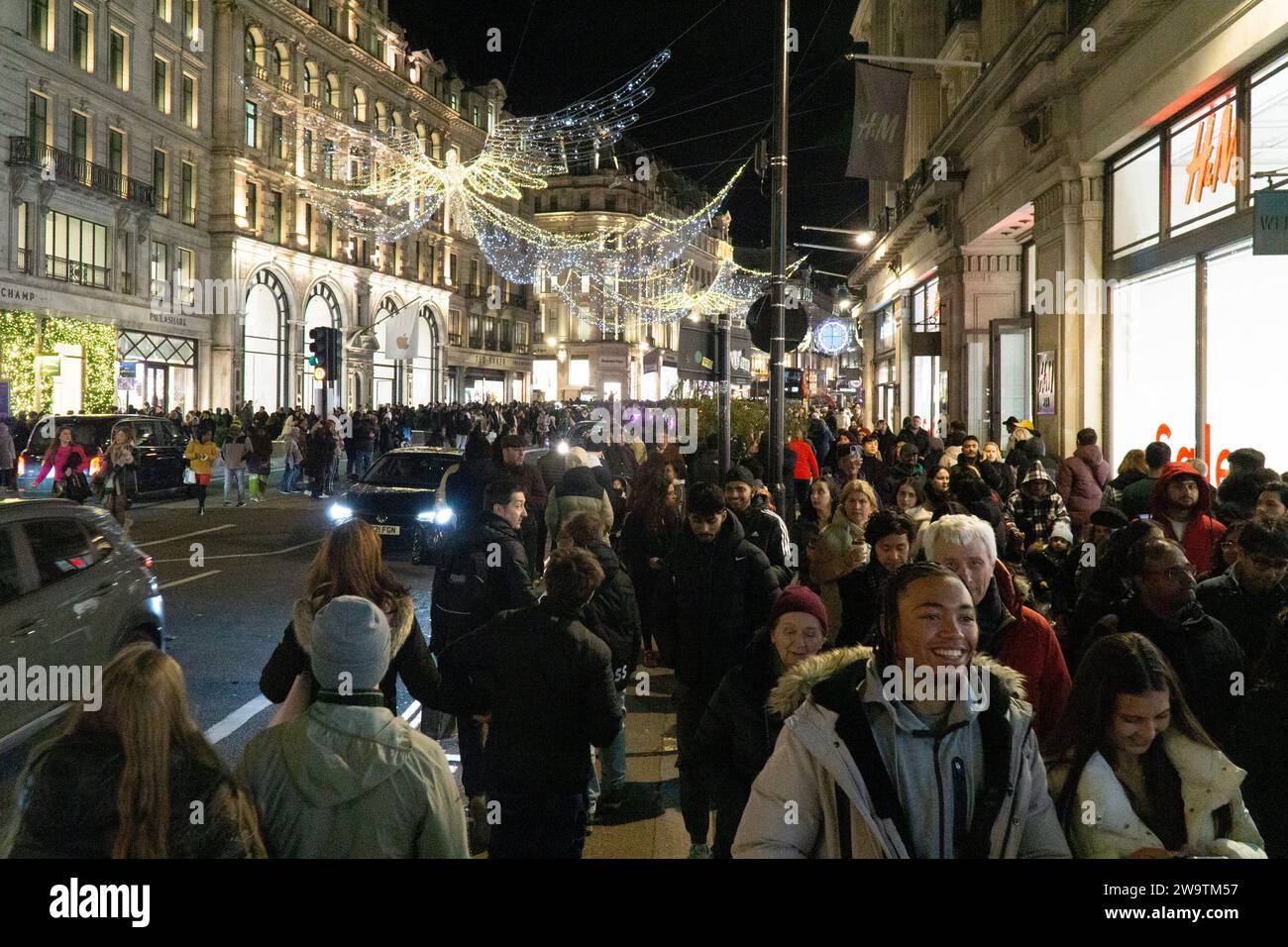 Londra, Regno Unito. 29 dicembre 2023. Folle di venditori in prima serata su Regent Street. Crediti: Anna Watson/Alamy Live News Foto Stock