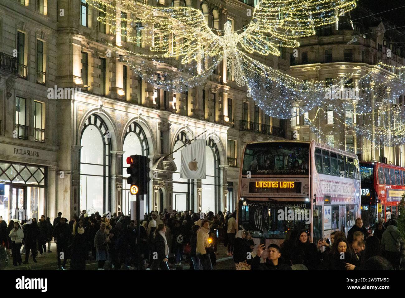 Londra, Regno Unito. 29 dicembre 2023. Folle di venditori in prima serata su Regent Street. Crediti: Anna Watson/Alamy Live News Foto Stock