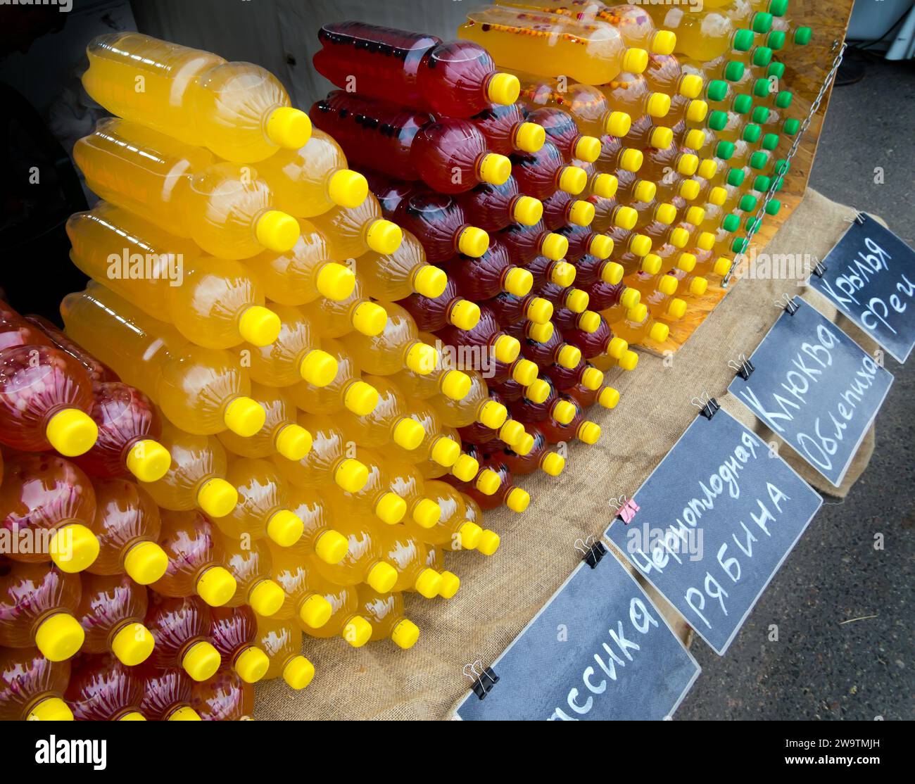 File con bevande a base di frutti di bosco alla fiera Foto Stock