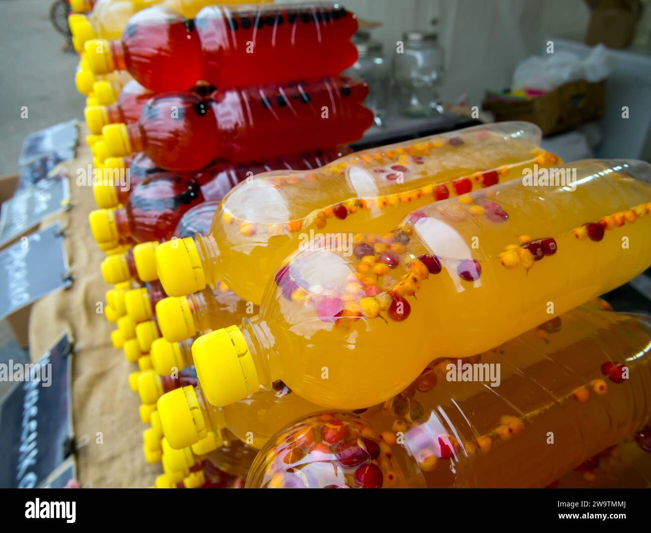 Bevande fatte in casa a base di frutti di bosco freschi in bottiglie di plastica Foto Stock