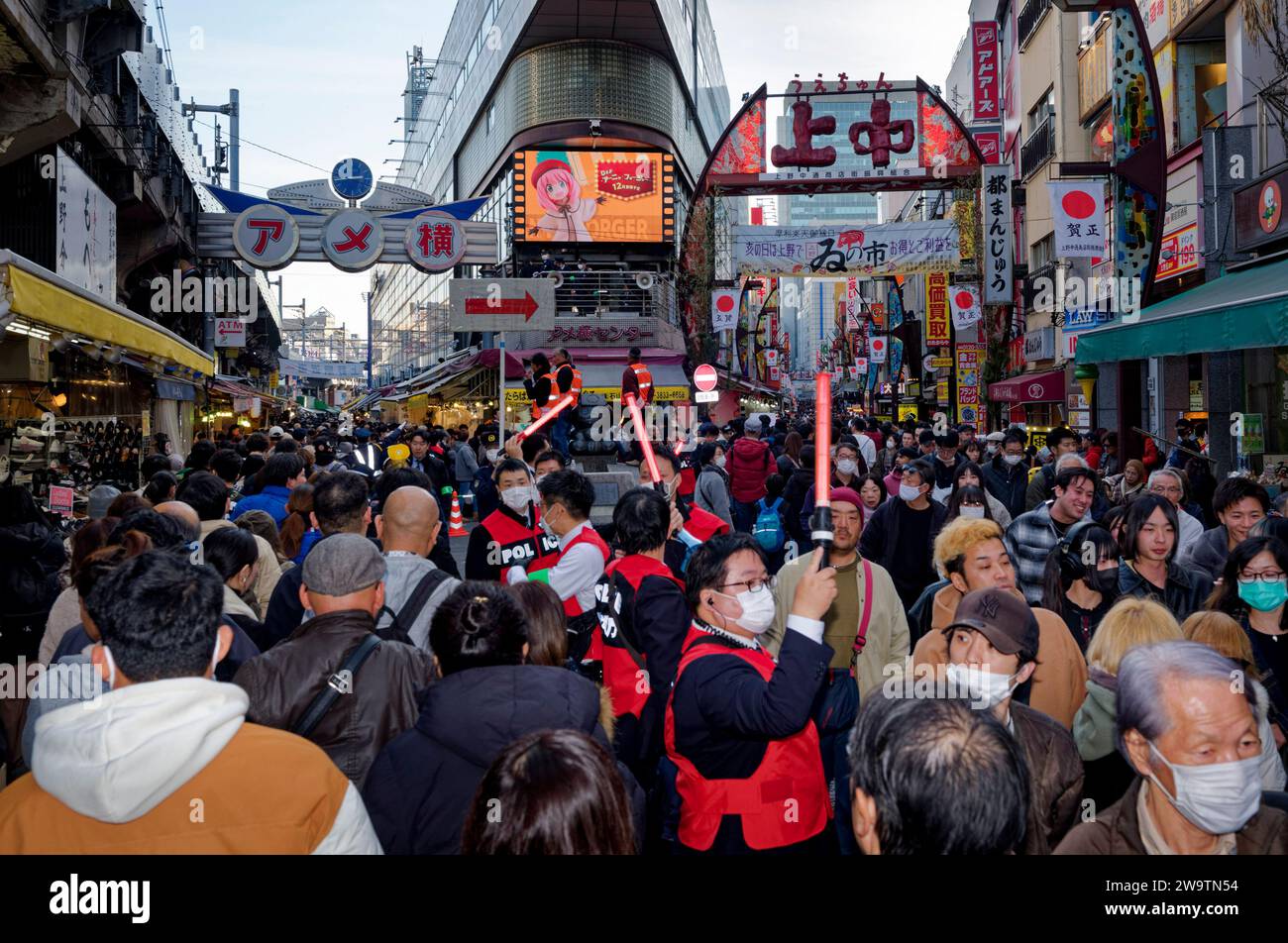 Tokyo, Giappone. 30 dicembre 2023. Gli agenti di polizia sono visti nel quartiere dello shopping Ameyoko a Tokyo, Giappone, 30 dicembre 2023. Crediti: Zhang Xiaoyu/Xinhua/Alamy Live News Foto Stock