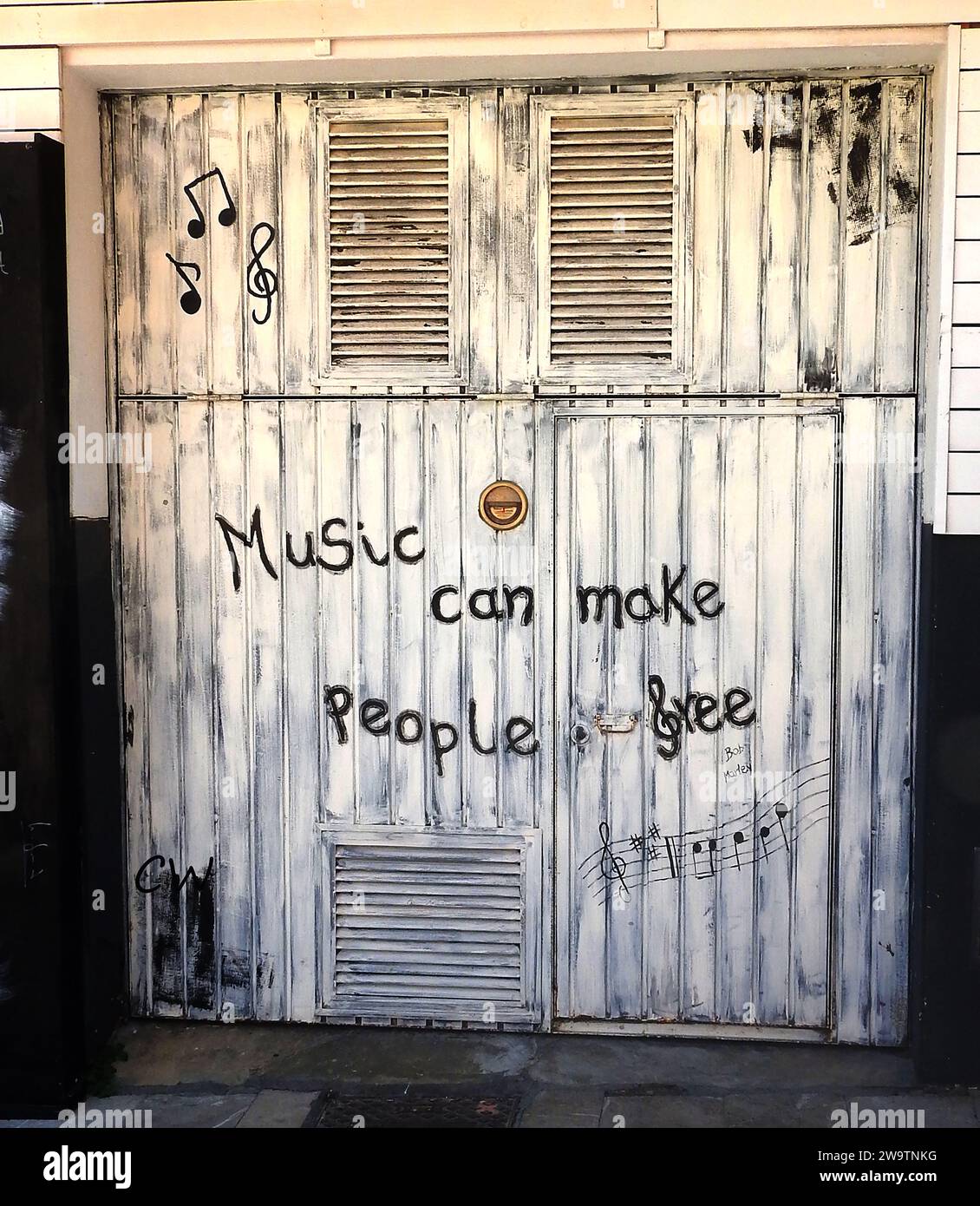 Porta dipinta a Maiorca / Maiorca , Baleari, Spagna. La musica può rendere le persone libere - Puerta pintada en Mallorca /Mallorca, Baleares, España. La Música puede hacer que la gente Sea libre. Foto Stock