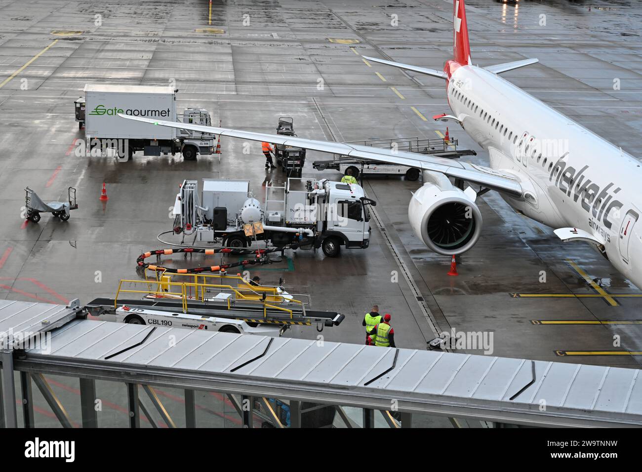 L'aereo della compagnia Helvetic e' parcheggiato all'aeroporto di Zurigo. Foto Stock