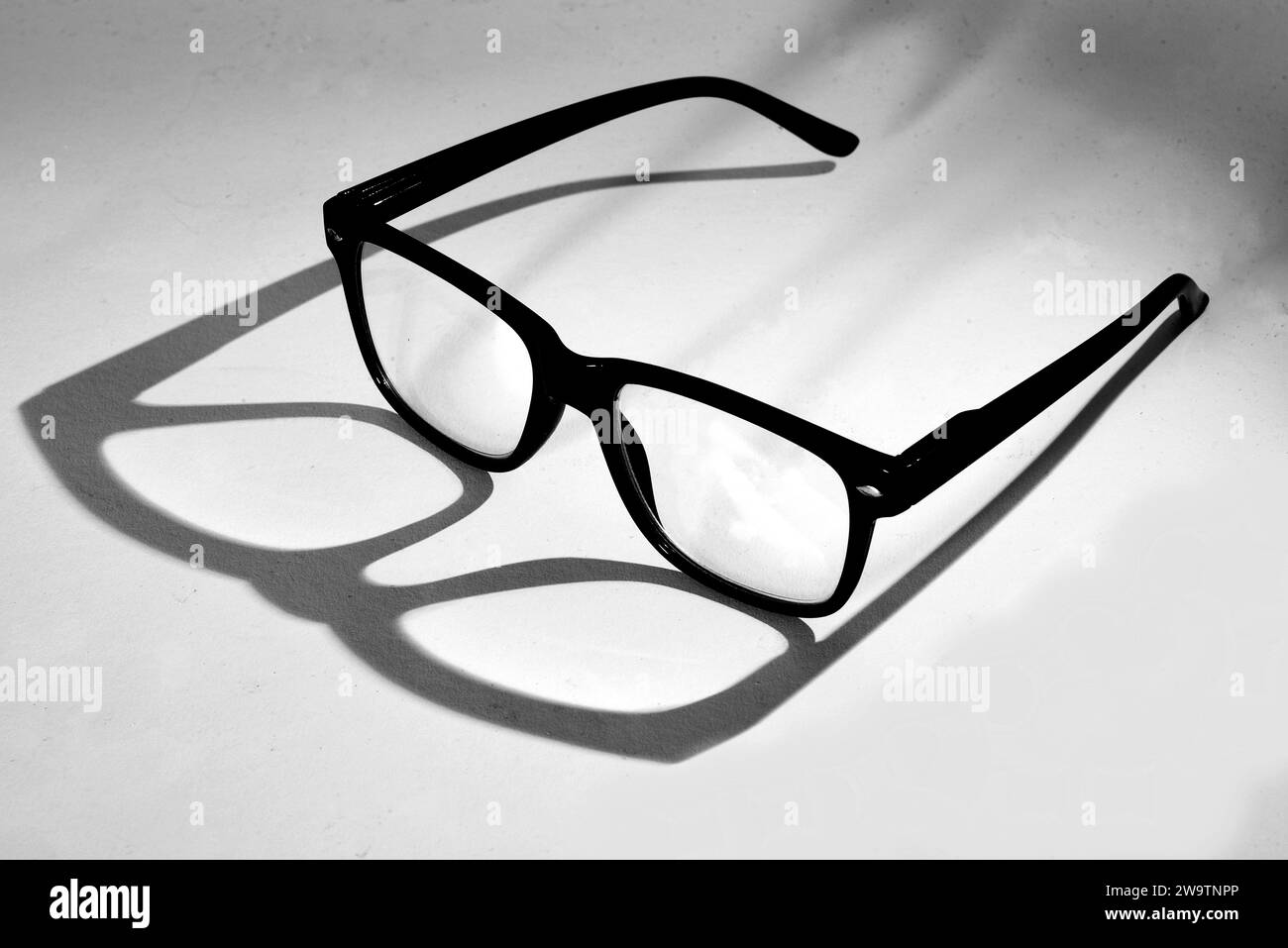 Den Helder, Paesi Bassi. Novembre 2023. Un paio di occhiali con ombre su sfondo bianco. Foto di alta qualità Foto Stock