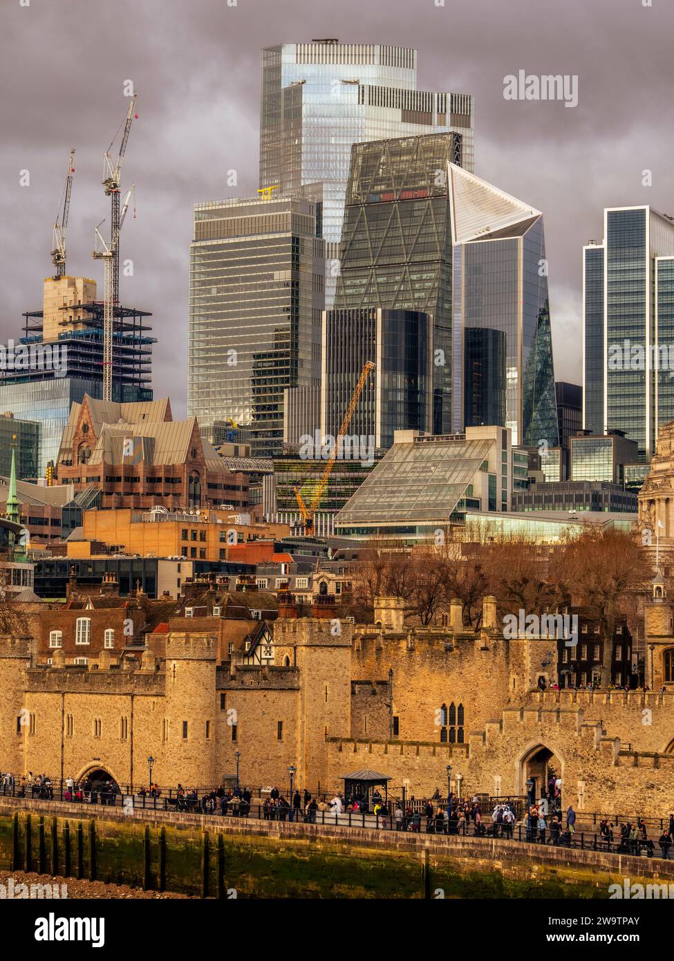 La Torre di Londra e l'imponente città di Londra, il Tamigi, Londra, Inghilterra, Regno Unito, GB. Foto Stock