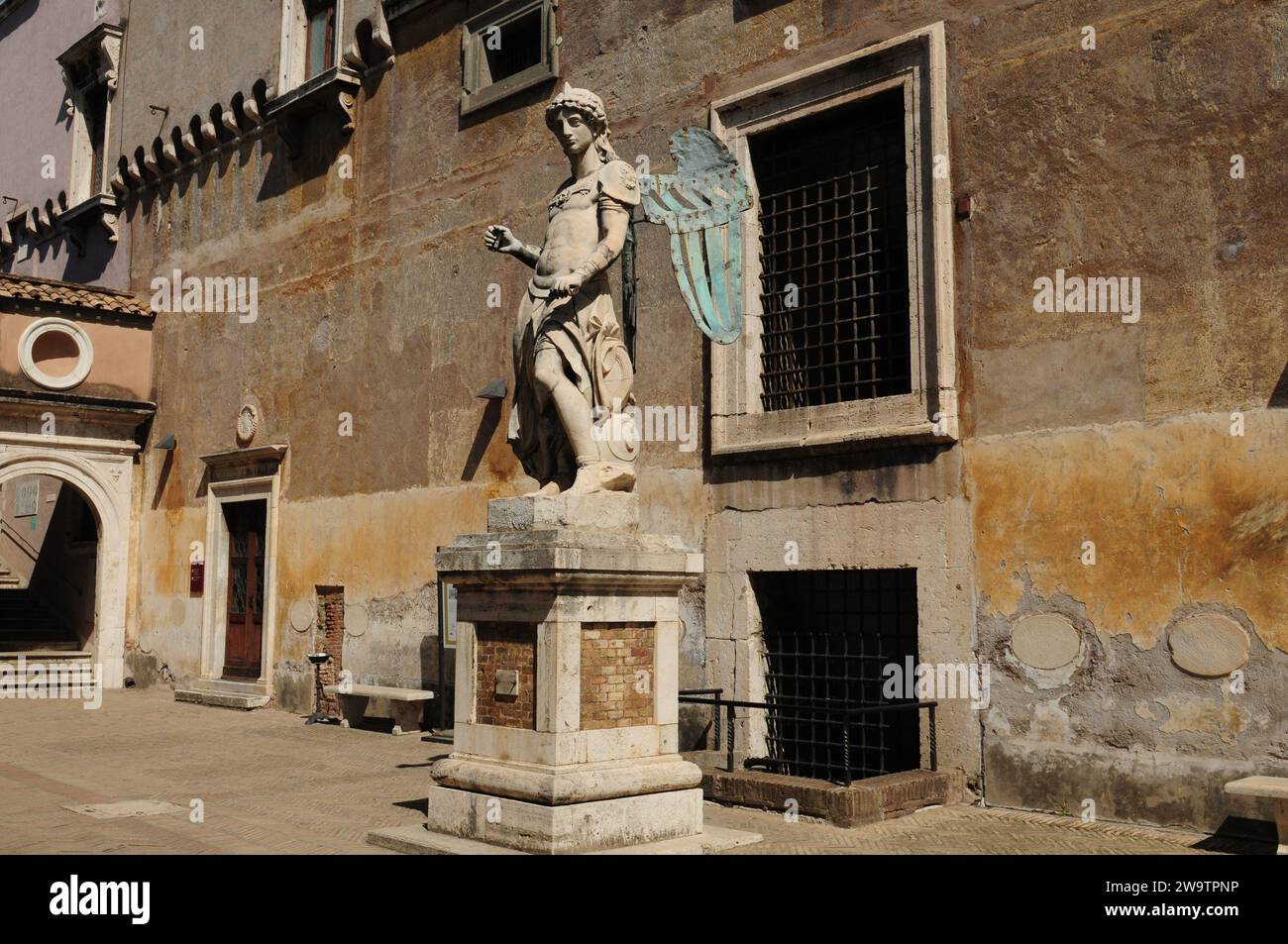 Statua nel centro storico di Roma in Un meraviglioso giorno di primavera Foto Stock