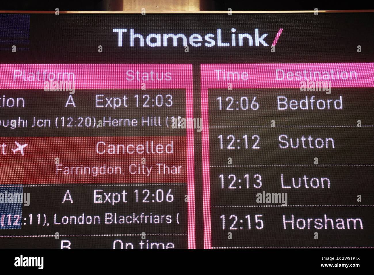 Londra, Regno Unito, 30 dicembre 2023. Diversi servizi Thamelsink sono stati cancellati durante il fine settimana alla stazione di St Pancras, a causa della carenza di personale. I viaggi di vacanza verso gli aeroporti di Luton e Gatwick sono interessati da treni che viaggiano più affollati del solito. Credito : Monica Wells/Alamy Live News Foto Stock