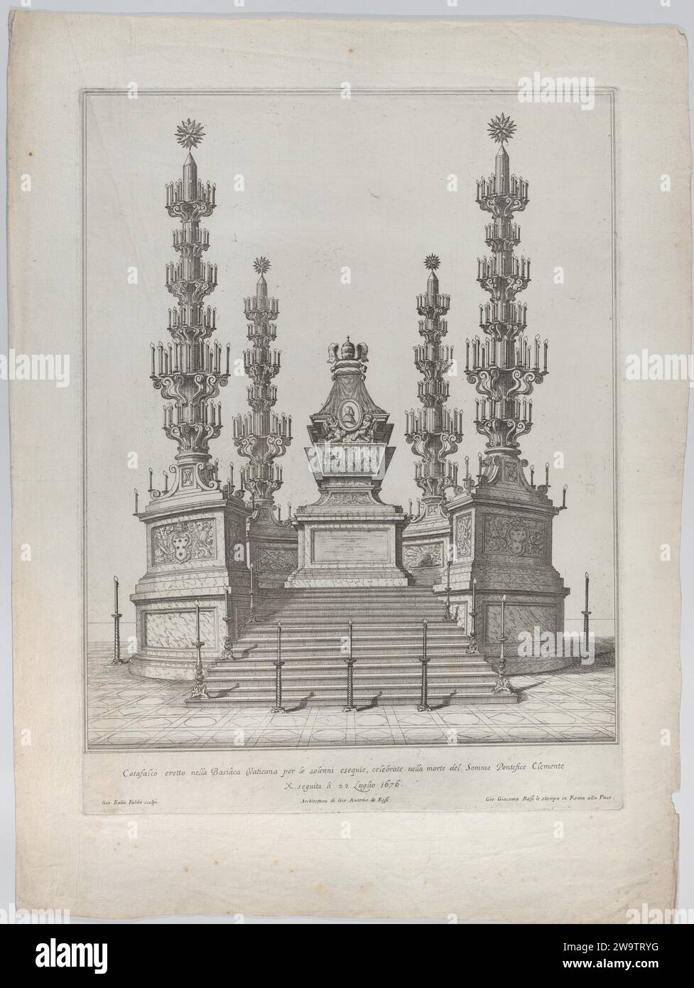 Catafalca per Papa Clemente X: Struttura centrale eretta su una piattaforma a 15 gradini, con colonne sormontate da elaborati candelabri ad ogni angolo 1967 di Giovanni Giacomo De Rossi Foto Stock
