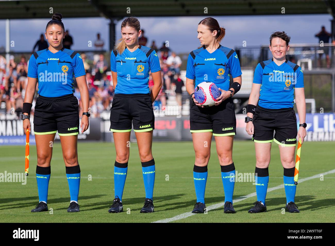 Sydney, Australia. 30 dicembre 2023. Gli arbitri delle partite si schierano prima della partita A-League Women RD10 tra Western Sydney Wanderers e Melbourne Victory al Wanderers Football Park il 30 dicembre 2023 a Sydney, Australia credito: IOIO IMAGES/Alamy Live News Foto Stock
