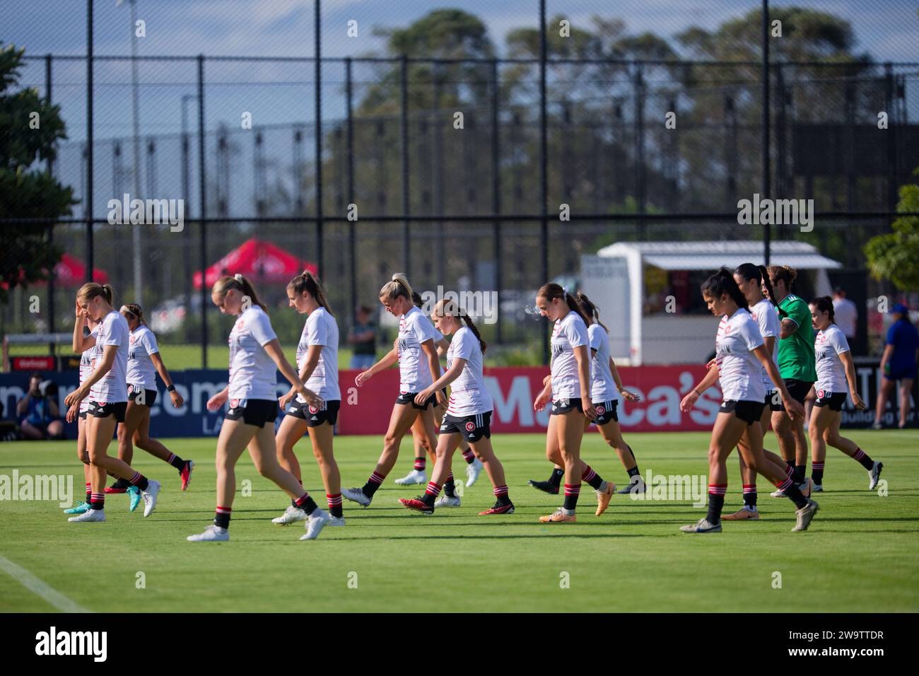 Sydney, Australia. 30 dicembre 2023. I giocatori dei Wanderers si riscaldano prima della partita A-League Women RD10 tra Western Sydney Wanderers e Melbourne Victory al Wanderers Football Park il 30 dicembre 2023 a Sydney, Australia credito: IOIO IMAGES/Alamy Live News Foto Stock