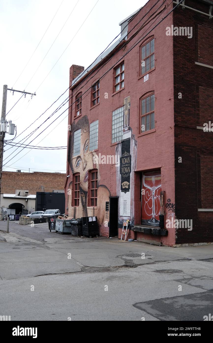 Kansas City Missouri - 23 dicembre 2023: Murale al Tom's Town Distilling Co in Main Street Foto Stock