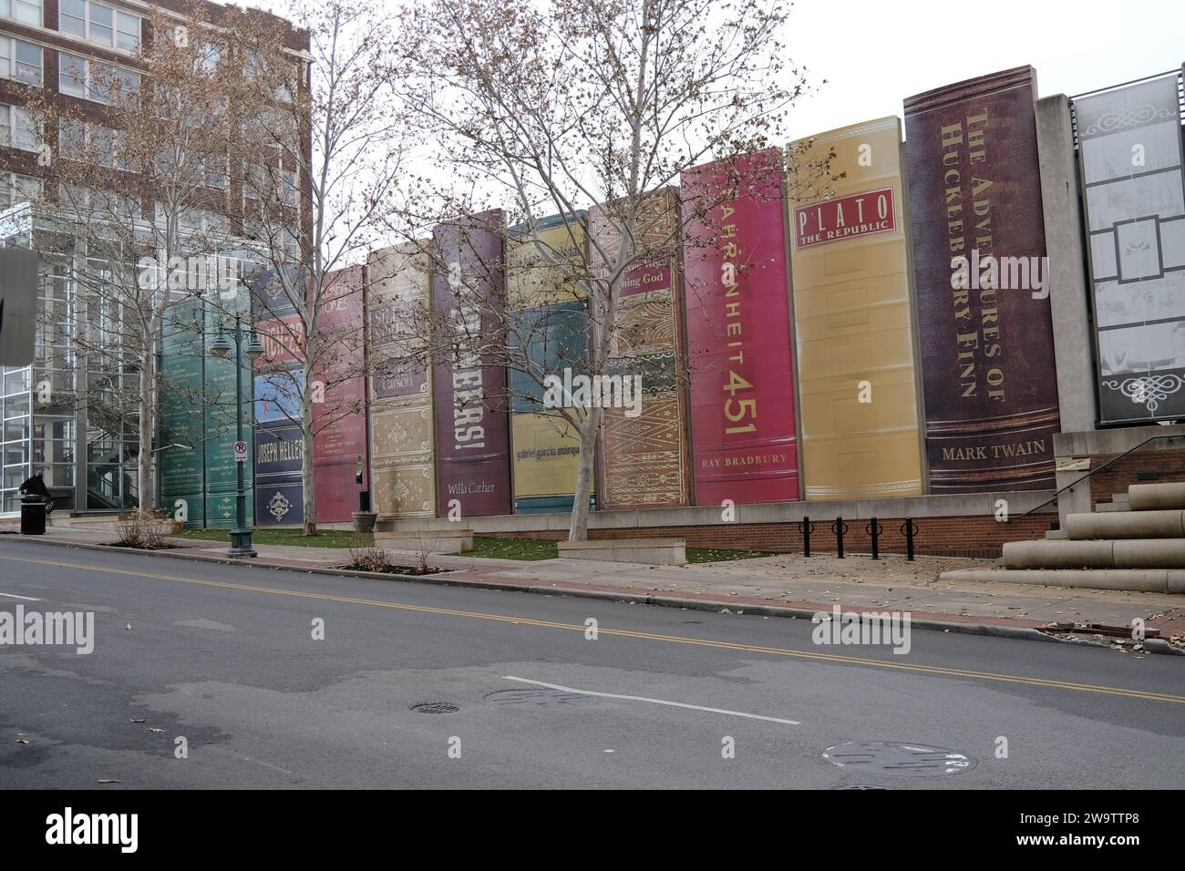 Kansas City Missouri - 23 dicembre 2023: Libreria locale della Kansas City Public Library Foto Stock