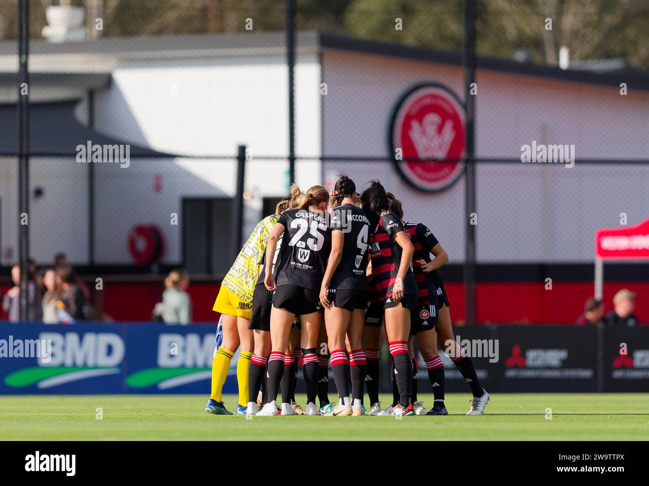 Sydney, Australia. 30 dicembre 2023. I giocatori dei Wanderers si riuniscono prima della partita A-League Women RD10 tra Western Sydney Wanderers e Melbourne Victory al Wanderers Football Park il 30 dicembre 2023 a Sydney, Australia Credit: IOIO IMAGES/Alamy Live News Foto Stock