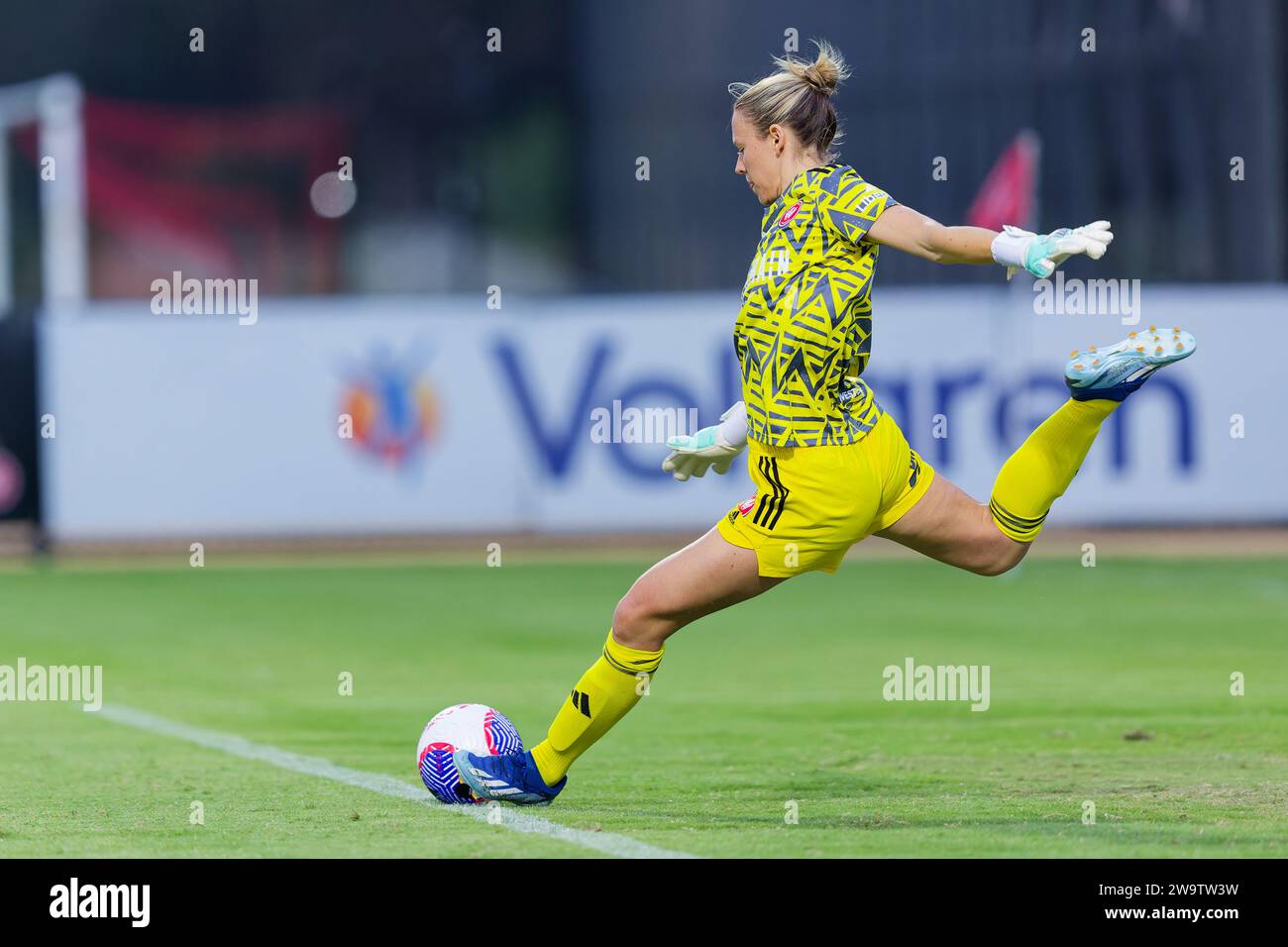 Sydney, Australia. 30 dicembre 2023. Kaylie Collins dei Wanderers calciò la palla durante l'A-League Women RD10 match tra Western Sydney Wanderers e Melbourne Victory al Wanderers Football Park il 30 dicembre 2023 a Sydney, Australia Credit: IOIO IMAGES/Alamy Live News Foto Stock