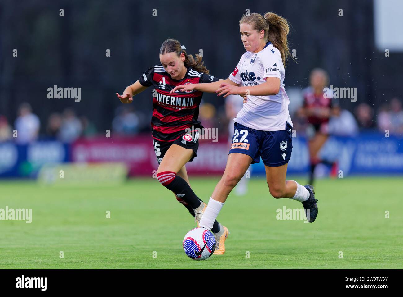 Sydney, Australia. 30 dicembre 2023. Cushla Rue of Wanderers gareggia per il pallone con Ava Briedis of Victory durante la partita A-League Women RD10 tra Western Sydney Wanderers e Melbourne Victory al Wanderers Football Park il 30 dicembre 2023 a Sydney, Australia Credit: IOIO IMAGES/Alamy Live News Foto Stock