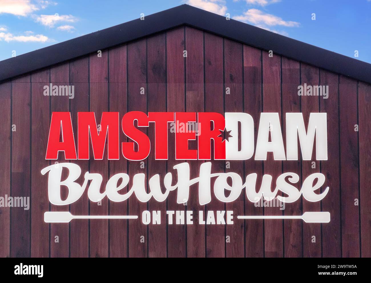Toronto, Ontario, Canada-1° luglio 2016: Amsterdam Brew House sul lago, simbolo di legno vintage. La birreria è famosa per la sua birra e il ristorante all'aperto Foto Stock