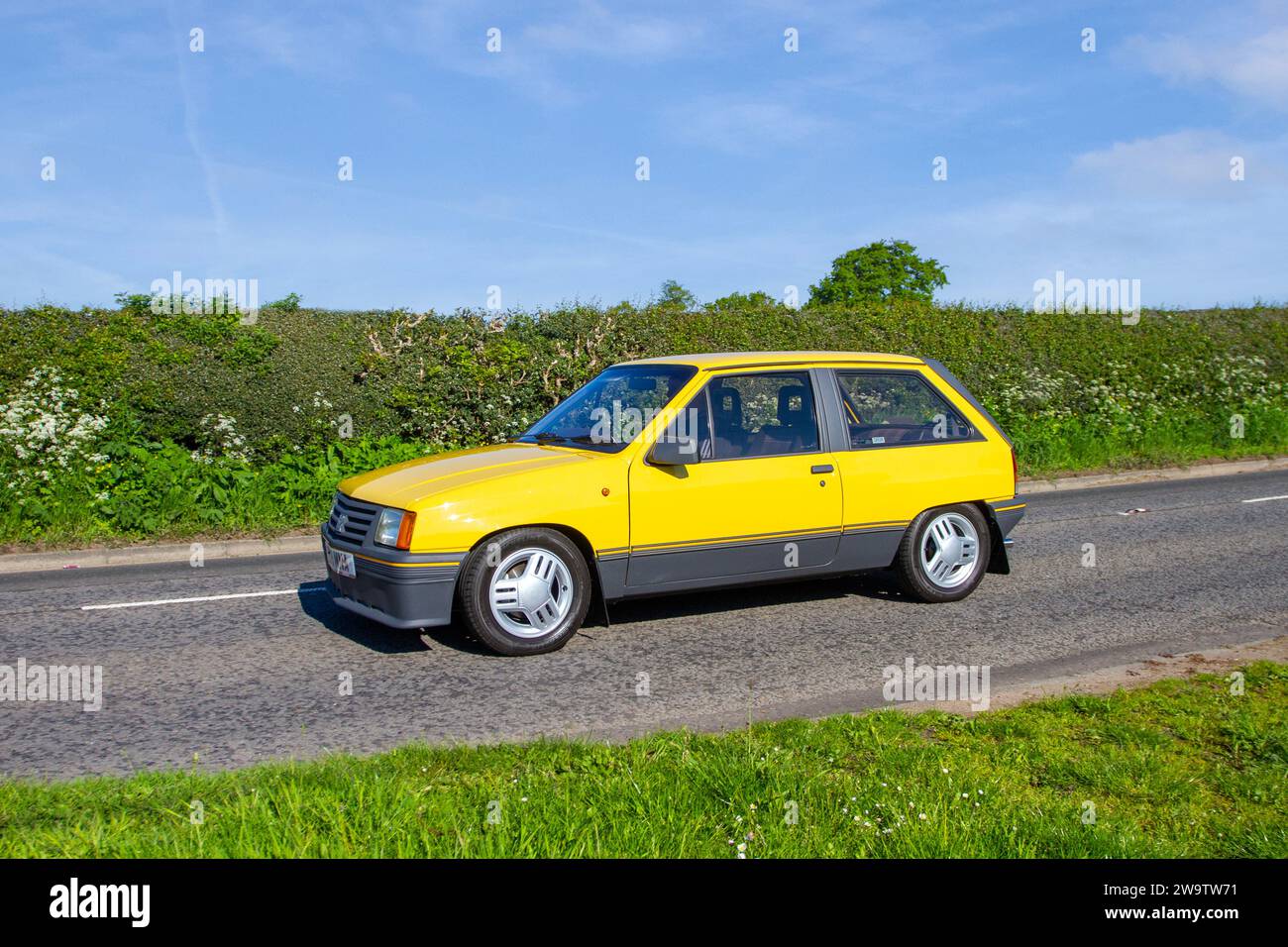 Anni '1986 80 Vauxhall Nova Sr Yellow Car Hatchback benzina 1297 cc; restauri di motori d'epoca specializzati, collezionisti di automobili, appassionati di motori d'epoca e auto storiche che viaggiano nel Cheshire, Regno Unito Foto Stock