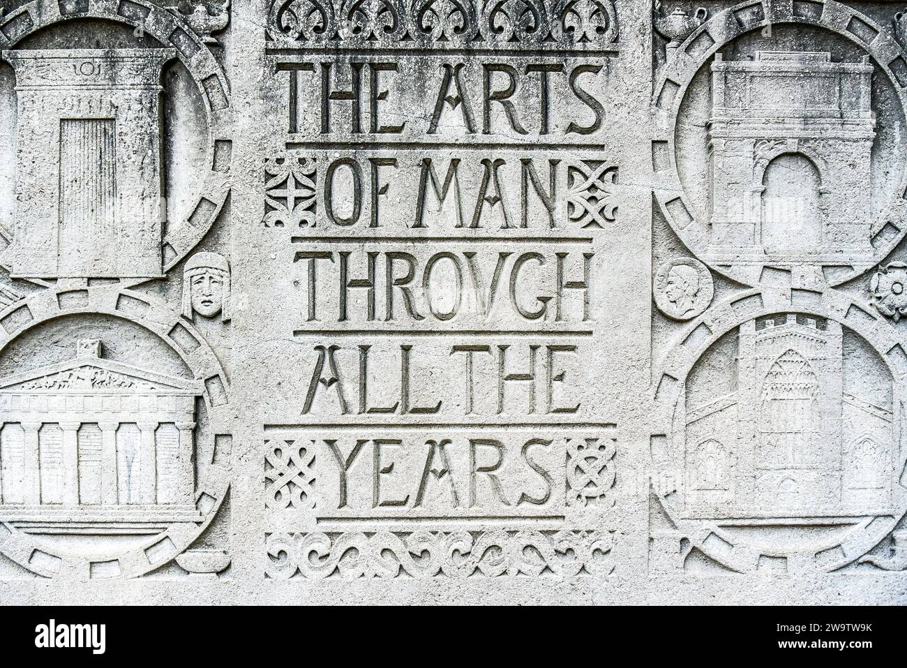 Toronto, Ontario, Canada-21 agosto 2016: Dettagli incisi sull'esterno del Royal Ontario Museum, ROM. Legge 'le arti dell'uomo Attraverso Gli Anni'. Foto Stock