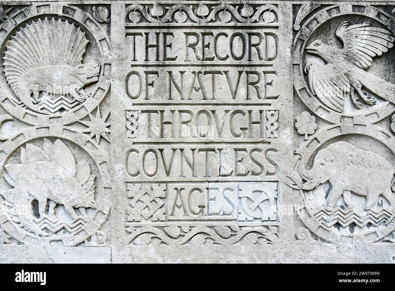 Toronto, Ontario, Canada-21 agosto 2016: Dettagli incisi sull'esterno del Royal Ontario Museum, ROM. Si Legge 'The Record Of Nature Attraverso Countl Foto Stock