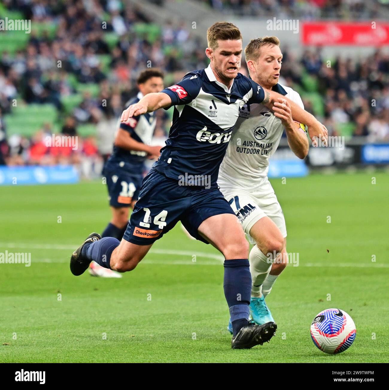 Il Connor Chapman della Melbourne Victory sfreccia davanti a Ryan Kitto dell'Adelaide United. Melbourne, Australia, 30 dicembre 2023, Melbourne Victory contro Adelaide United, A-League. Crediti: Kleber Osorio / Alamy Live News Foto Stock