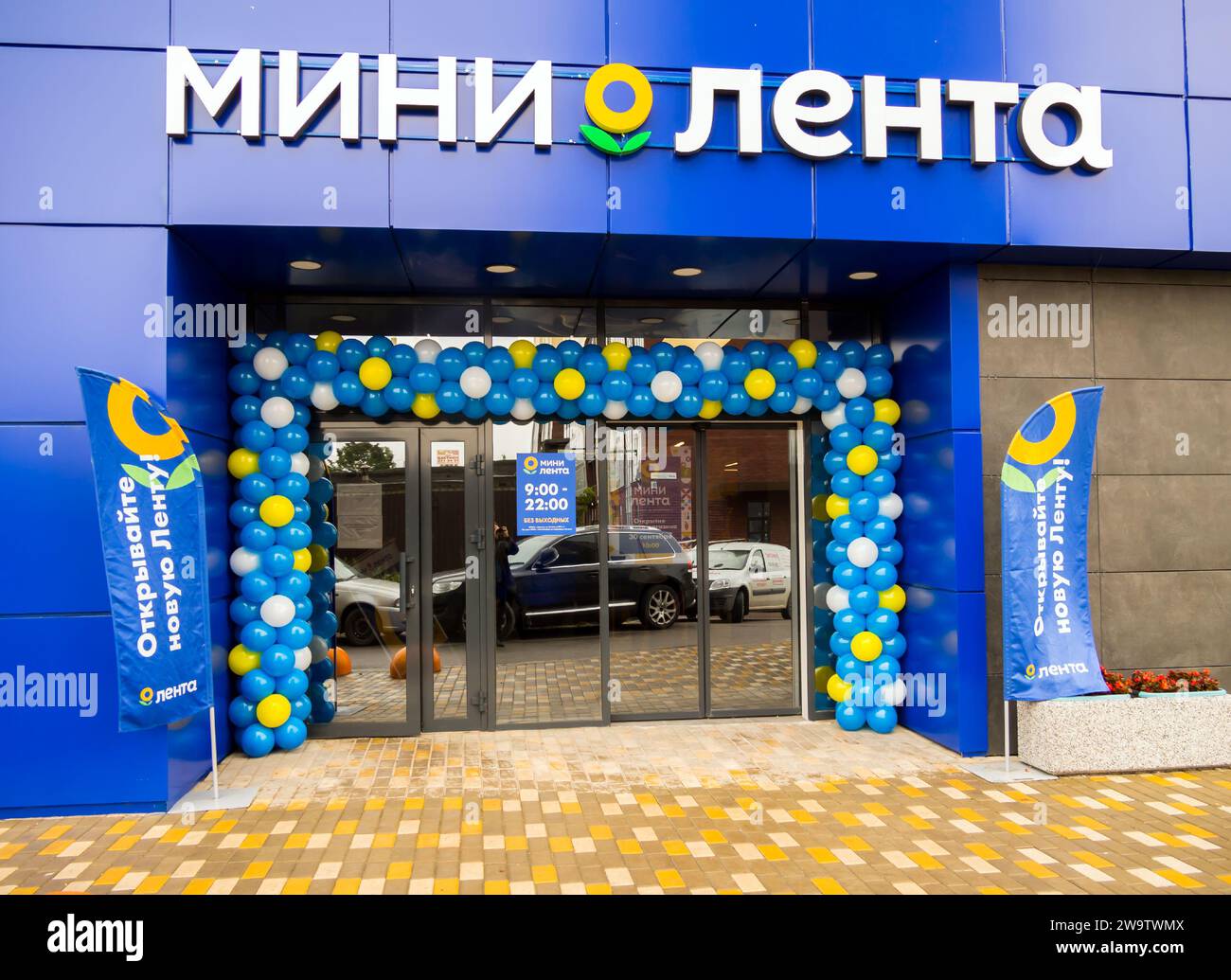 Voronezh, Russia - 30 settembre 2022: Apertura di un nuovo negozio vicino alla casa "Mini lente", Voronezh Foto Stock