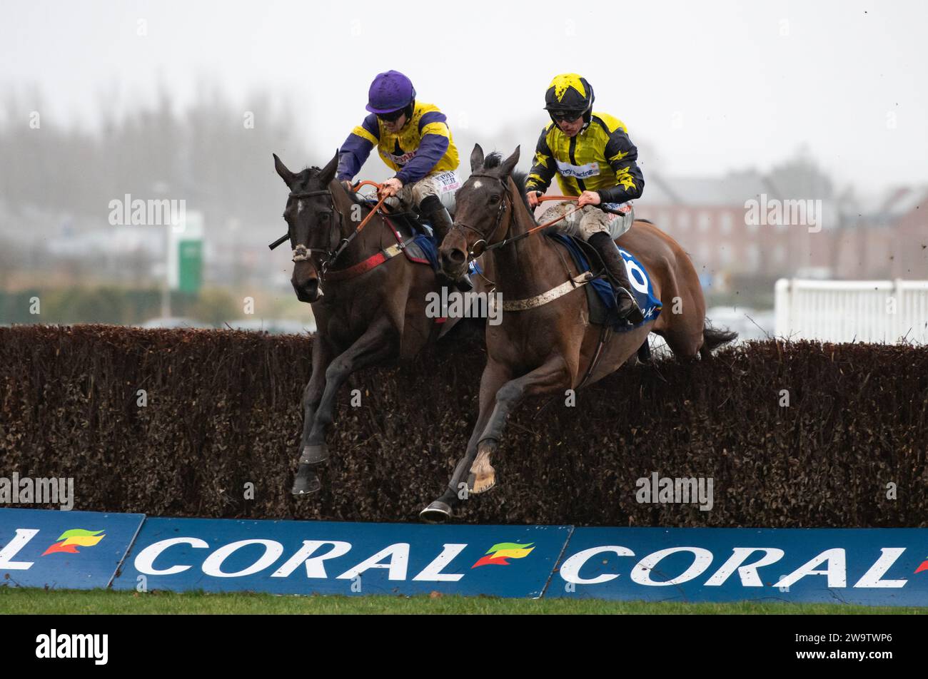 Surrey quest e James Bowen vincono il Coral Mandarin handicap Chase per l'allenatore Toby Lawes e i proprietari Surrey Racing. Crediti: Immagini equine JTW/ Alamy Live News Foto Stock