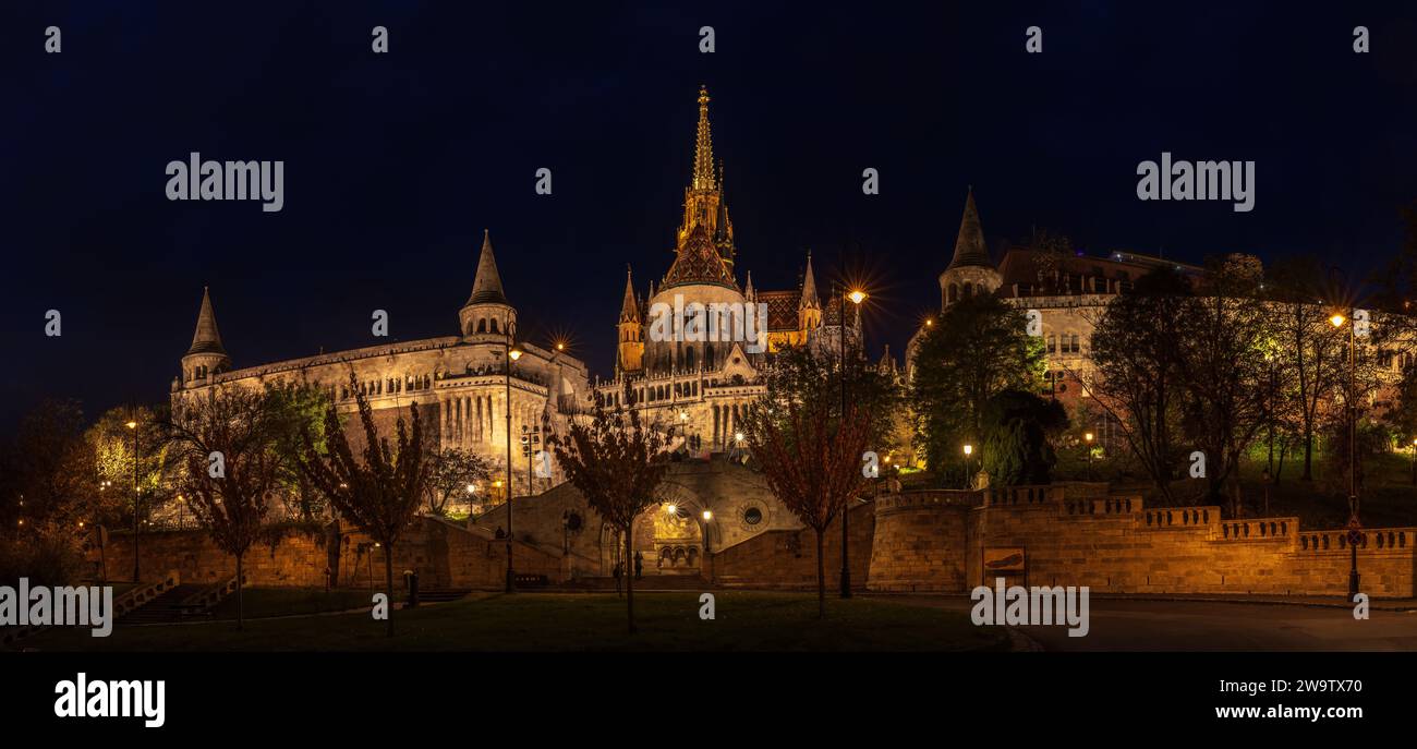 Il Bastione dei pescatori è la terrazza panoramica con torri fiabesche a Budapest. Vista notturna Foto Stock