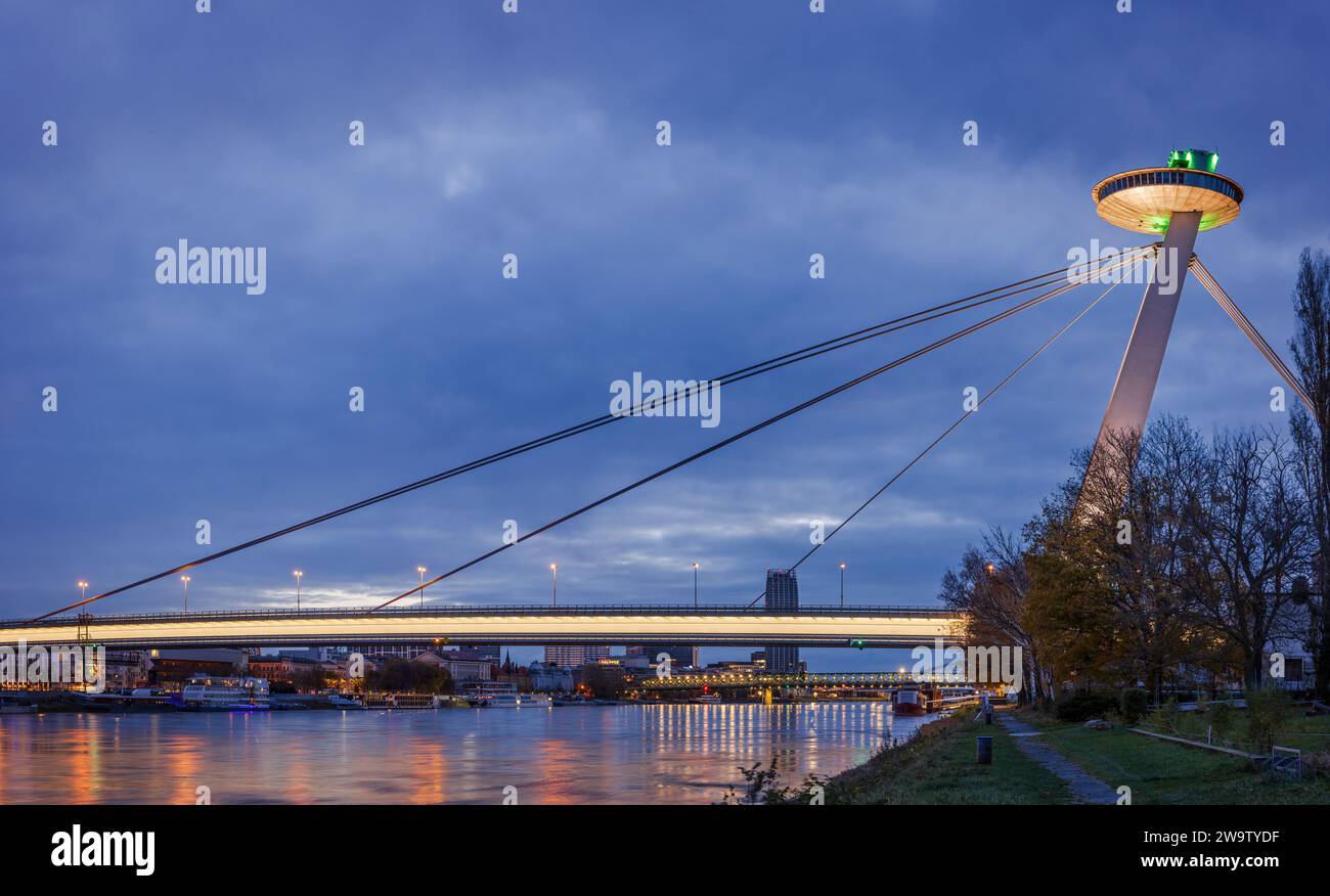 Torre UFO prima dell'alba a Bratislava. Foto Stock