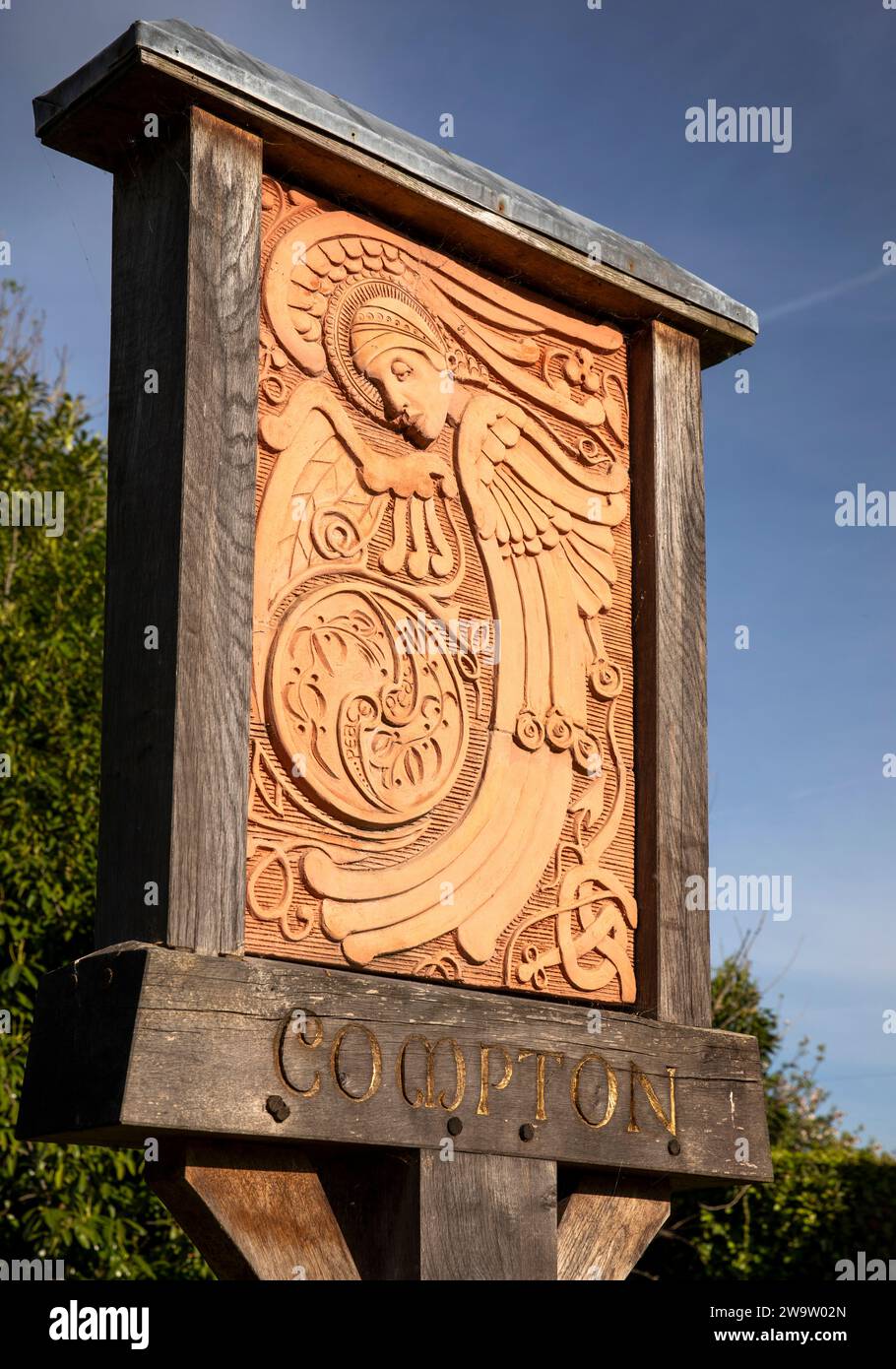Regno Unito, Inghilterra, Surrey, Compton, insegna in ceramica del villaggio realizzata presso la Compton Potters' Arts Guild Foto Stock