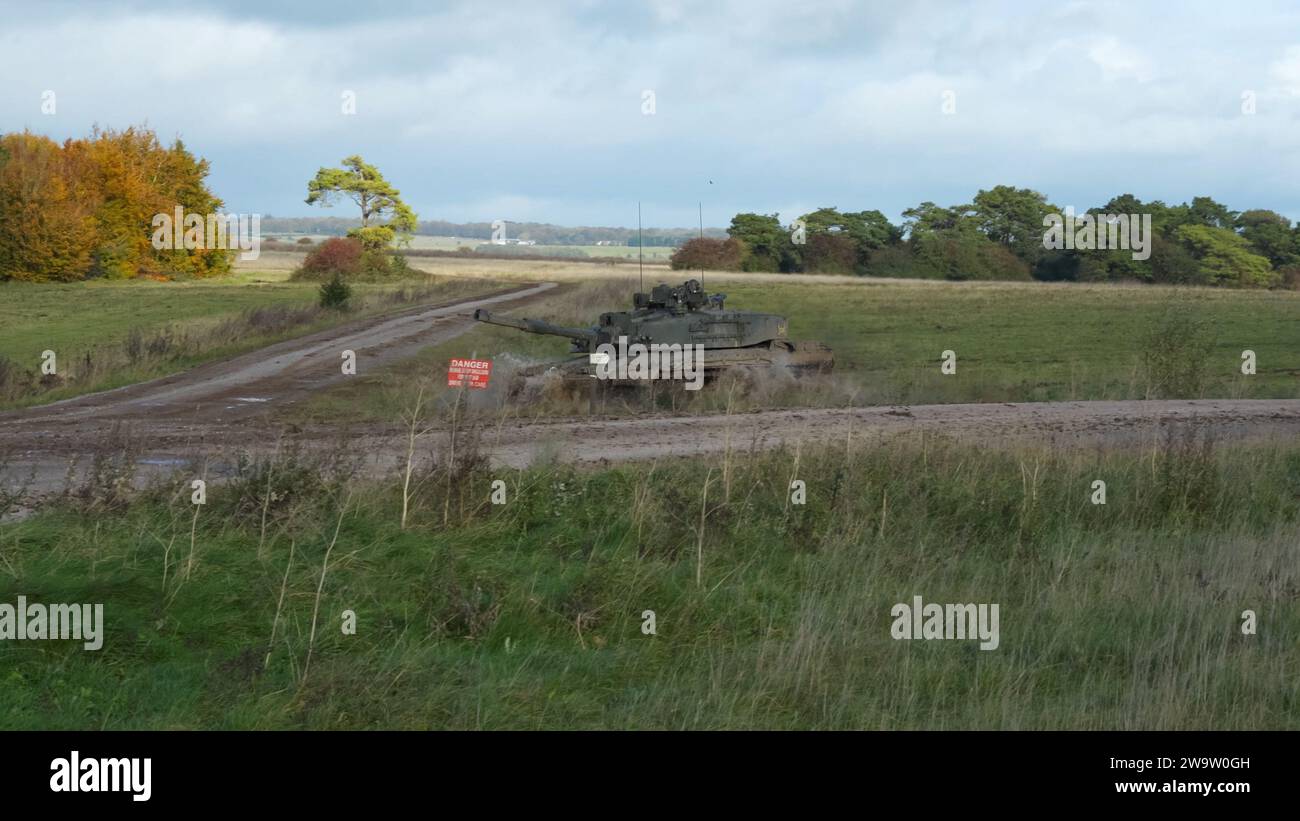 Primo piano di un carro armato principale Challenger 2 II FV4034 dell'esercito britannico in azione in un'esercitazione militare, Wiltshire UK Foto Stock