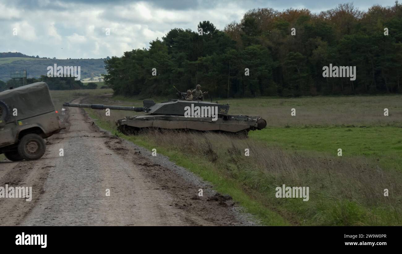 Primo piano di un carro armato principale Challenger 2 II FV4034 dell'esercito britannico in azione in un'esercitazione militare, Wiltshire UK Foto Stock