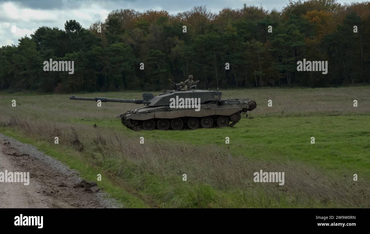 Primo piano di un carro armato principale Challenger 2 II FV4034 dell'esercito britannico in azione in un'esercitazione militare, Wiltshire UK Foto Stock