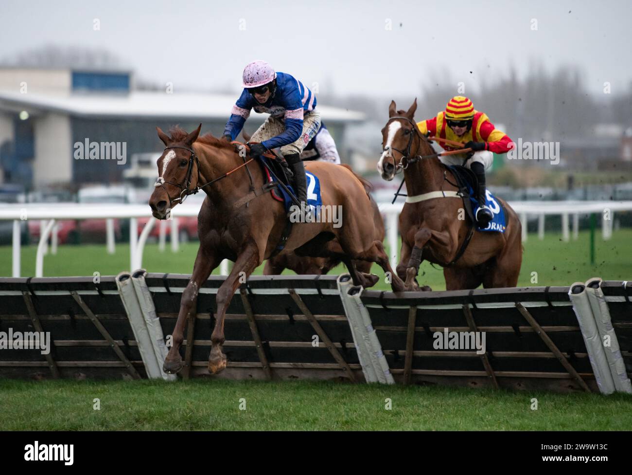 Il capitano Teague e Harry Cobden vincono l'ostacolo Coral Challow Novices per l'allenatore Paul Nicholls e il proprietario, signora Johnny De la Hey.Credit: JTW equine Images/ Alamy Live News Foto Stock