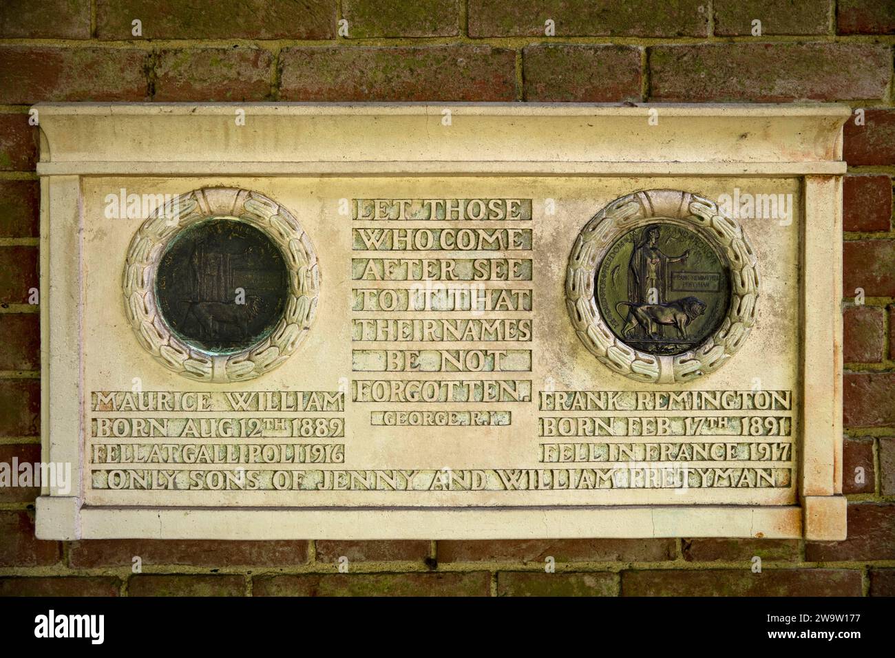 Regno Unito, Inghilterra, Surrey, Compton, Watts Cemetery, chiostro, lapide commemorativa della famiglia Prettyman con i “penny della morte” Foto Stock