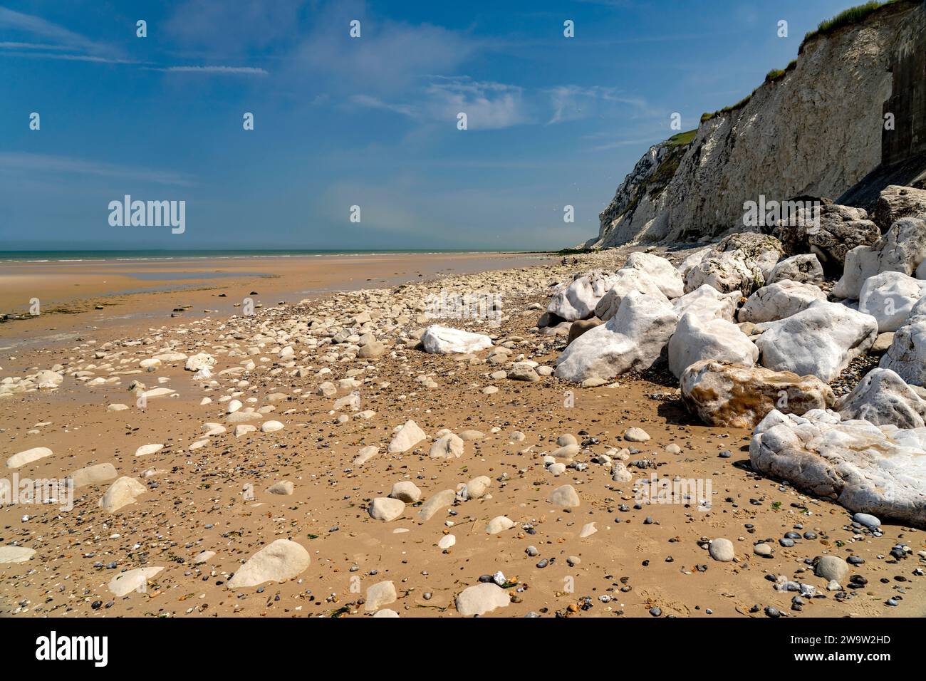 Steilküste und der Strand Cran d'Escalles an der Côte d'Opale oder Opalküste in Escalles, Frankreich | Cliffs and Cran d'Escalles Beach at the Opal Foto Stock