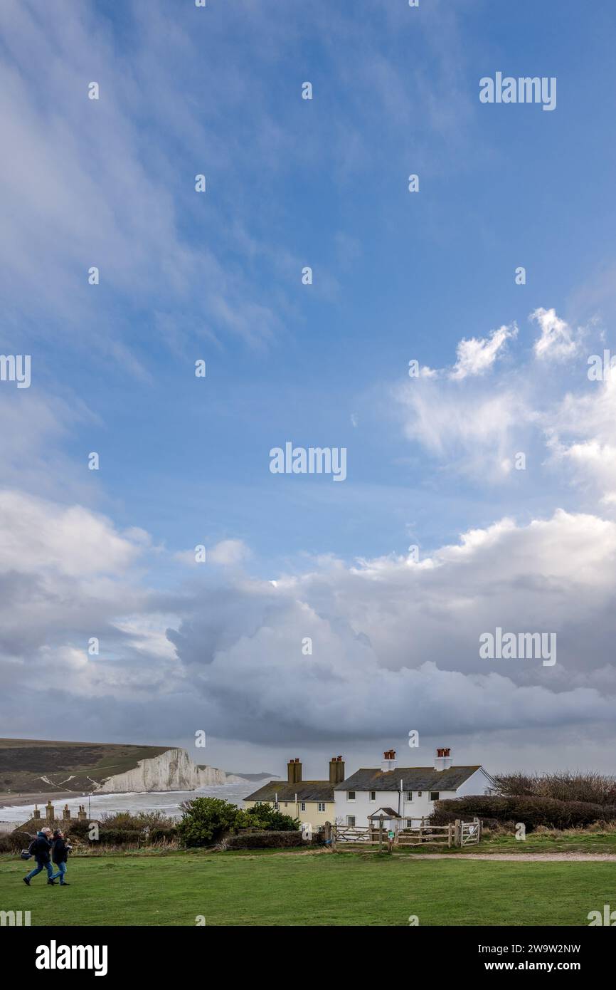 SEAFORD, SUSSEX, REGNO UNITO, DICEMBRE 29. Vista dei Coastguard Cottages a Seaford Head nel Sussex il 29 dicembre 2023. Due persone non identificate Foto Stock