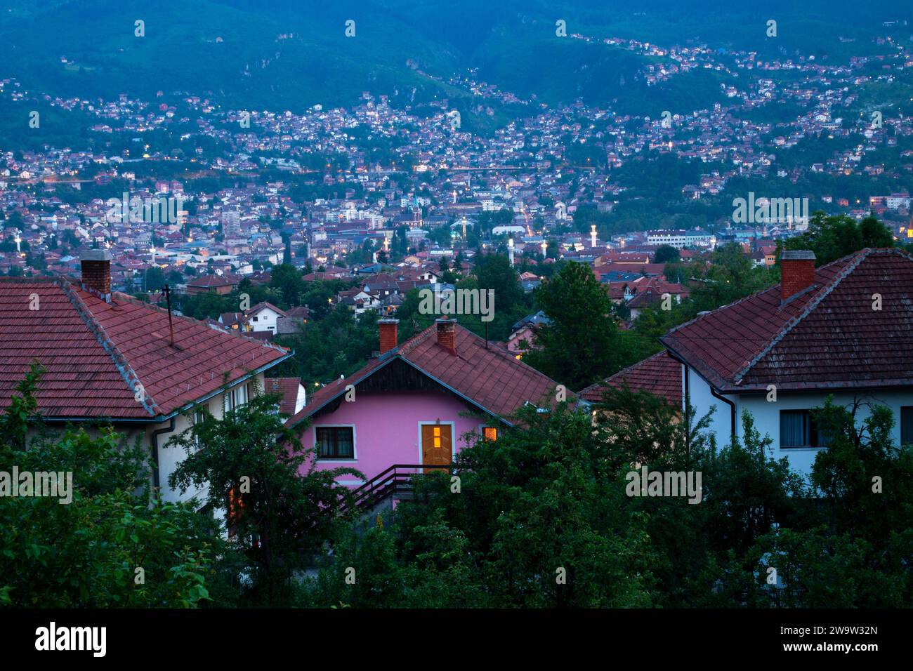 Case e case nella valle boscosa di Sarajevo, in Bosnia ed Erzegovina, nell'Europa orientale Foto Stock
