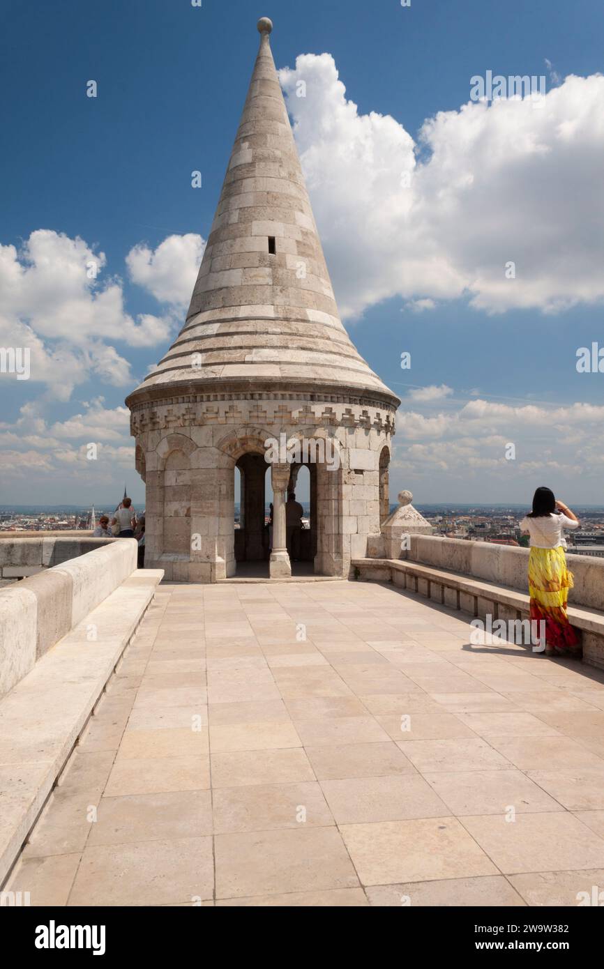 Bastione dei pescatori nei terreni del castello di Buda che si affaccia sulla città di Budapest in Ungheria in Europa Foto Stock