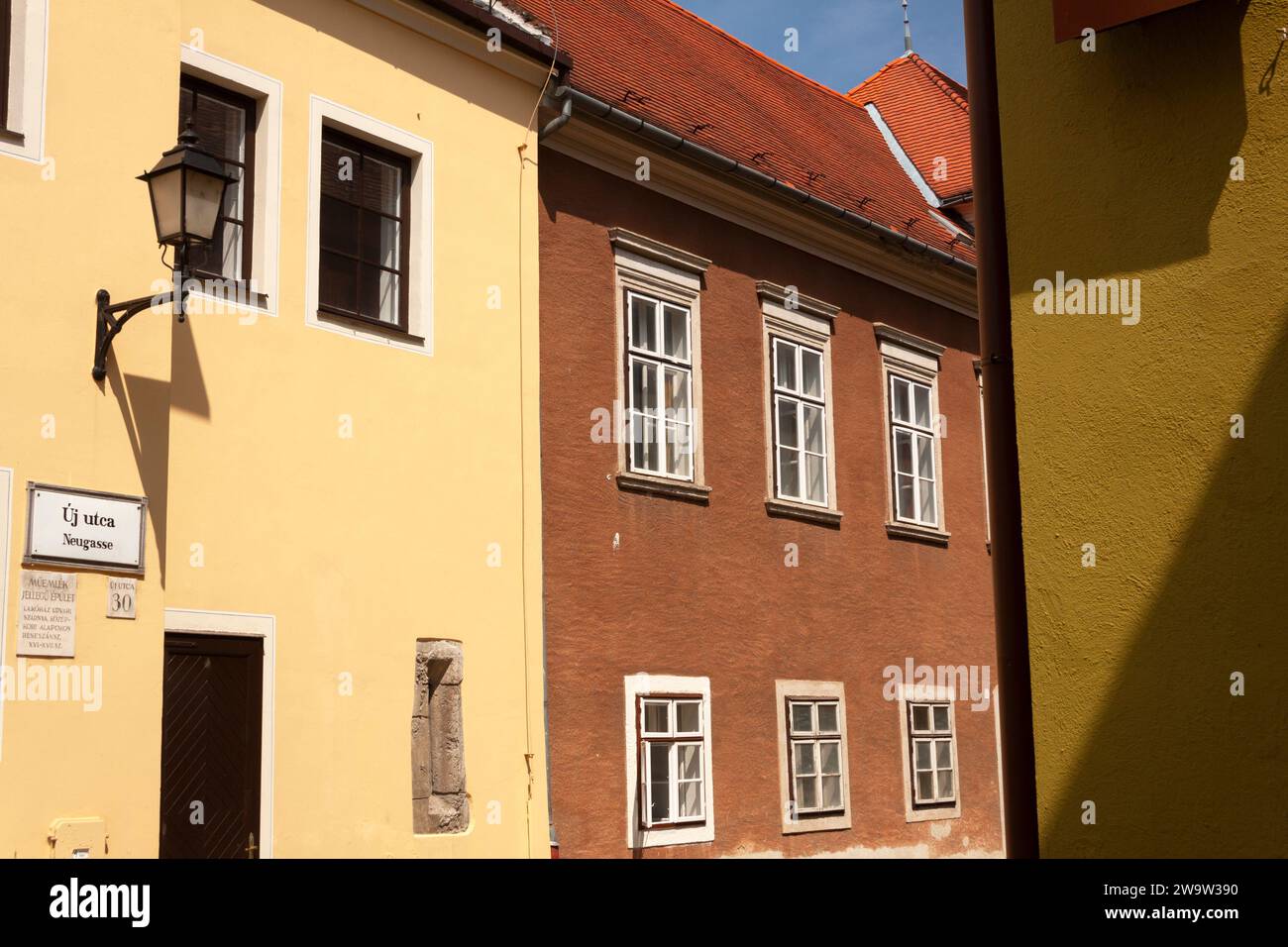 Edifici dipinti sulla strada nella città vecchia di Sopron, in Ungheria, vicino al confine austriaco in Europa Foto Stock