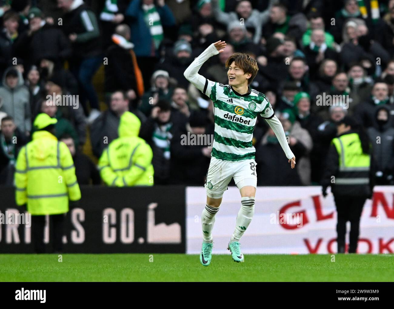 Glasgow, Regno Unito. 30 dicembre 2023. Kyogo Furuhashi del Celtic festeggia dopo aver segnato il secondo gol della sua squadra durante la partita di Premiership scozzese al Celtic Park di Glasgow. Il credito fotografico dovrebbe leggere: Neil Hanna/Sportimage Credit: Sportimage Ltd/Alamy Live News Foto Stock