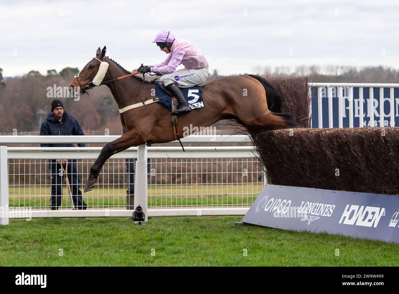 Ascot, Regno Unito. 23 dicembre 2023. Horse Harper's Brooke (IRE) guidato dal fantino Kielan Woods libera l'ultimo prima di arrivare secondo nel Howden handicap Steeple Chase all'ippodromo di Ascot all'Howden Christmas Racing Weekend Meeting. Proprietario dei Megson. Addestratore Ben Pauling, Naunton. Sponsor Fitzdares. Credito: Maureen McLean/Alamy Foto Stock