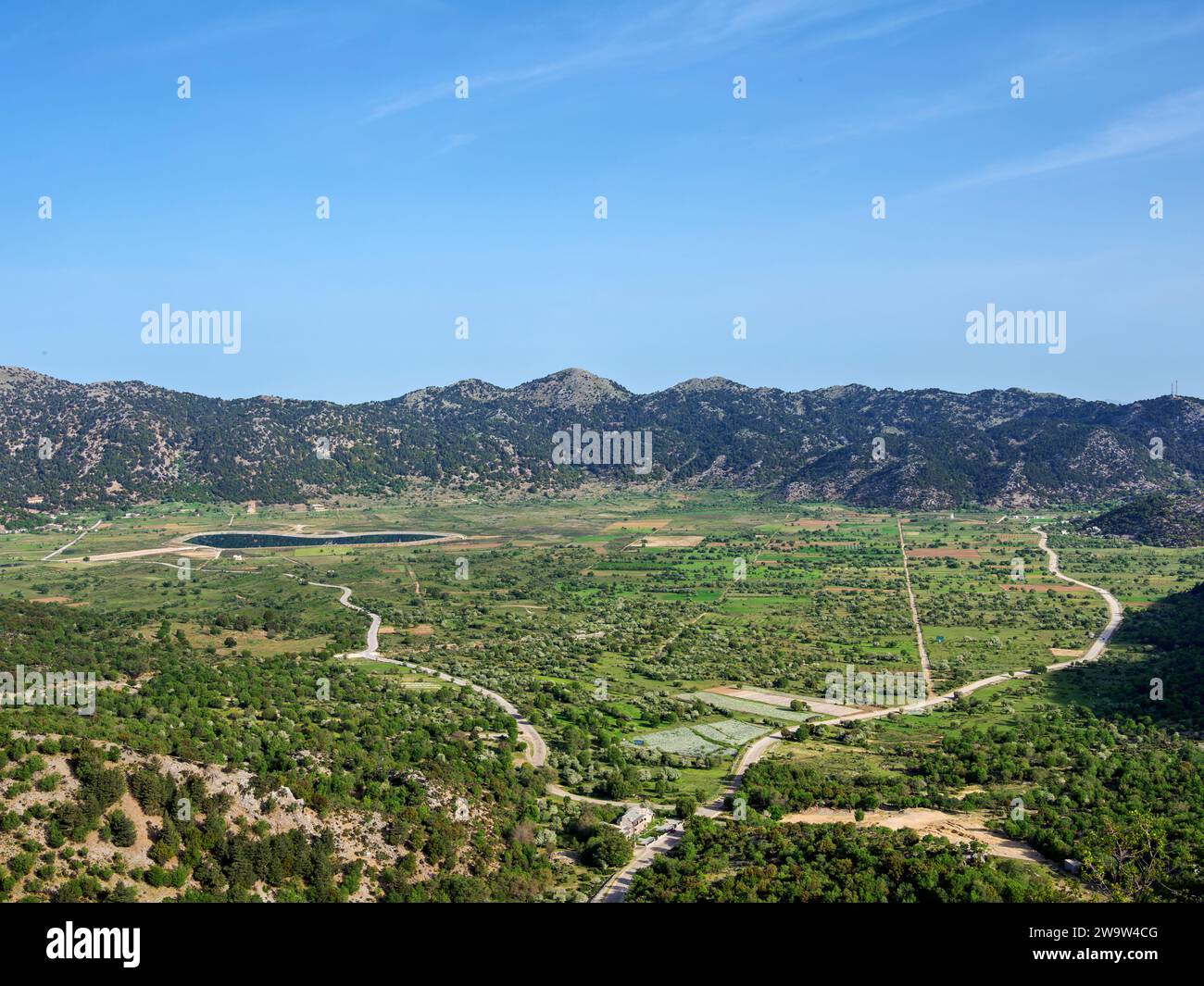 Vista verso il lago all'altopiano di Omalos, regione della Canea, Creta, Grecia Foto Stock