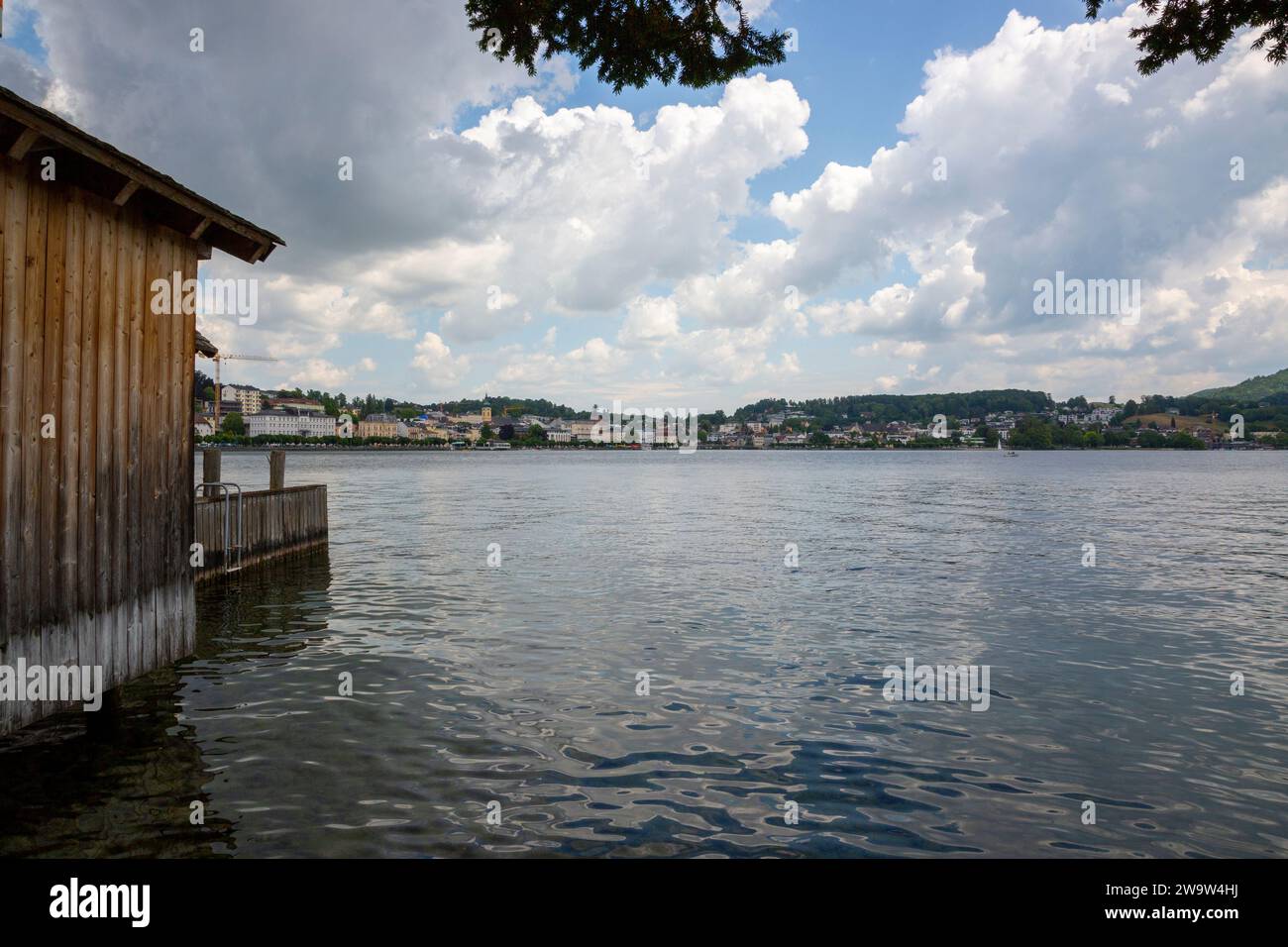 Vista della città di Gmunden dal lago Traunsee Foto Stock