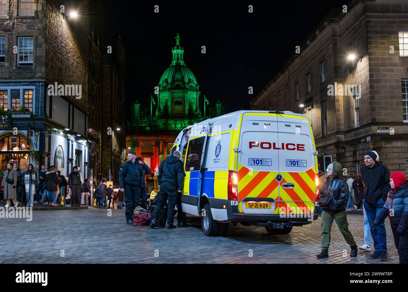 Agenti di polizia e furgoni di polizia a Royal Mile di notte, Edimburgo, Scozia, Regno Unito Foto Stock