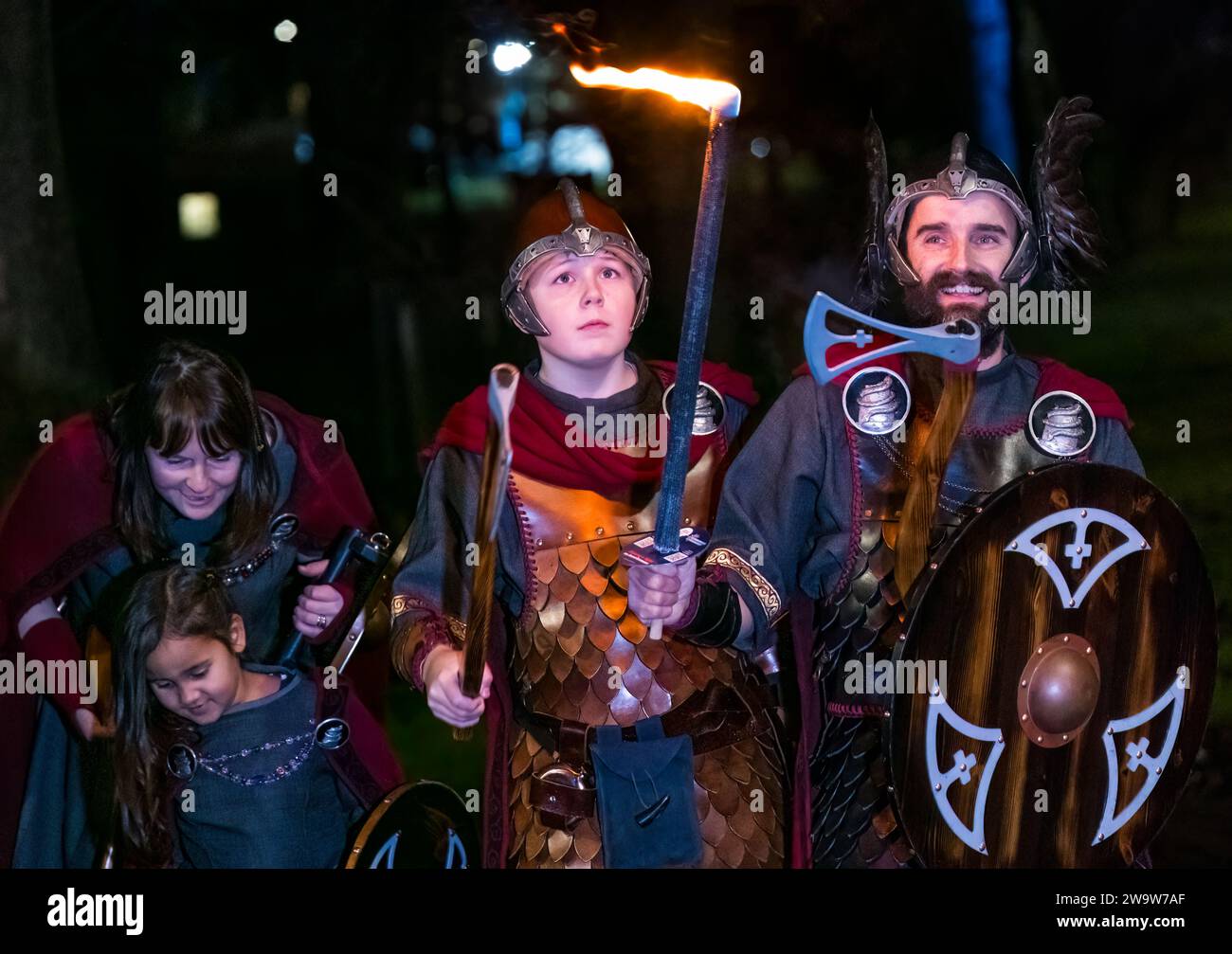 Up Helly al'Jarl Squad Vikings at Torchlight Procession, Hogmanay New Year's event, Edimburgo, Scozia, Regno Unito Foto Stock