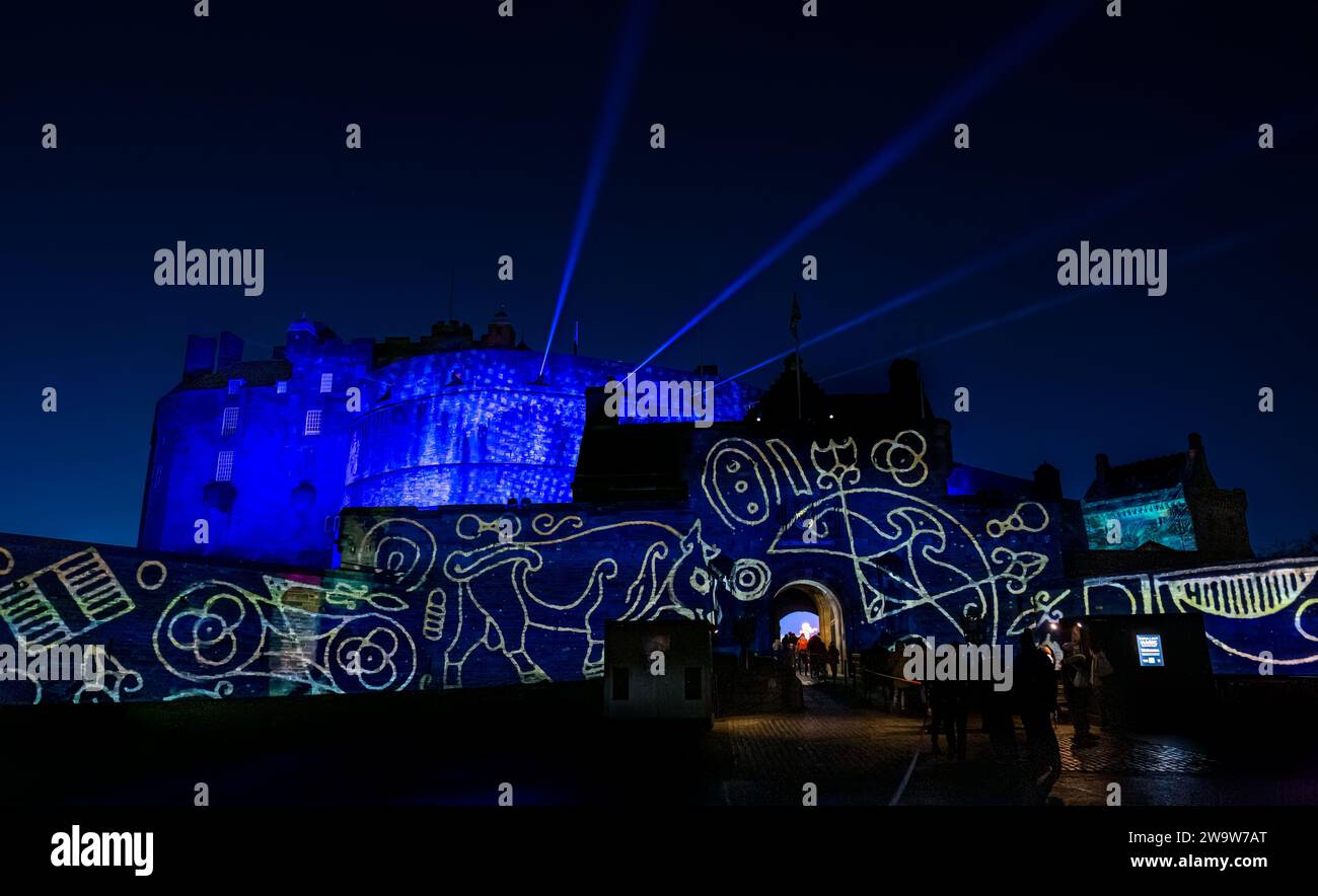 Castello di Edimburgo illuminato di notte per l'evento "Castle of Light night time light projections", Edimburgo, Scozia, Regno Unito Foto Stock