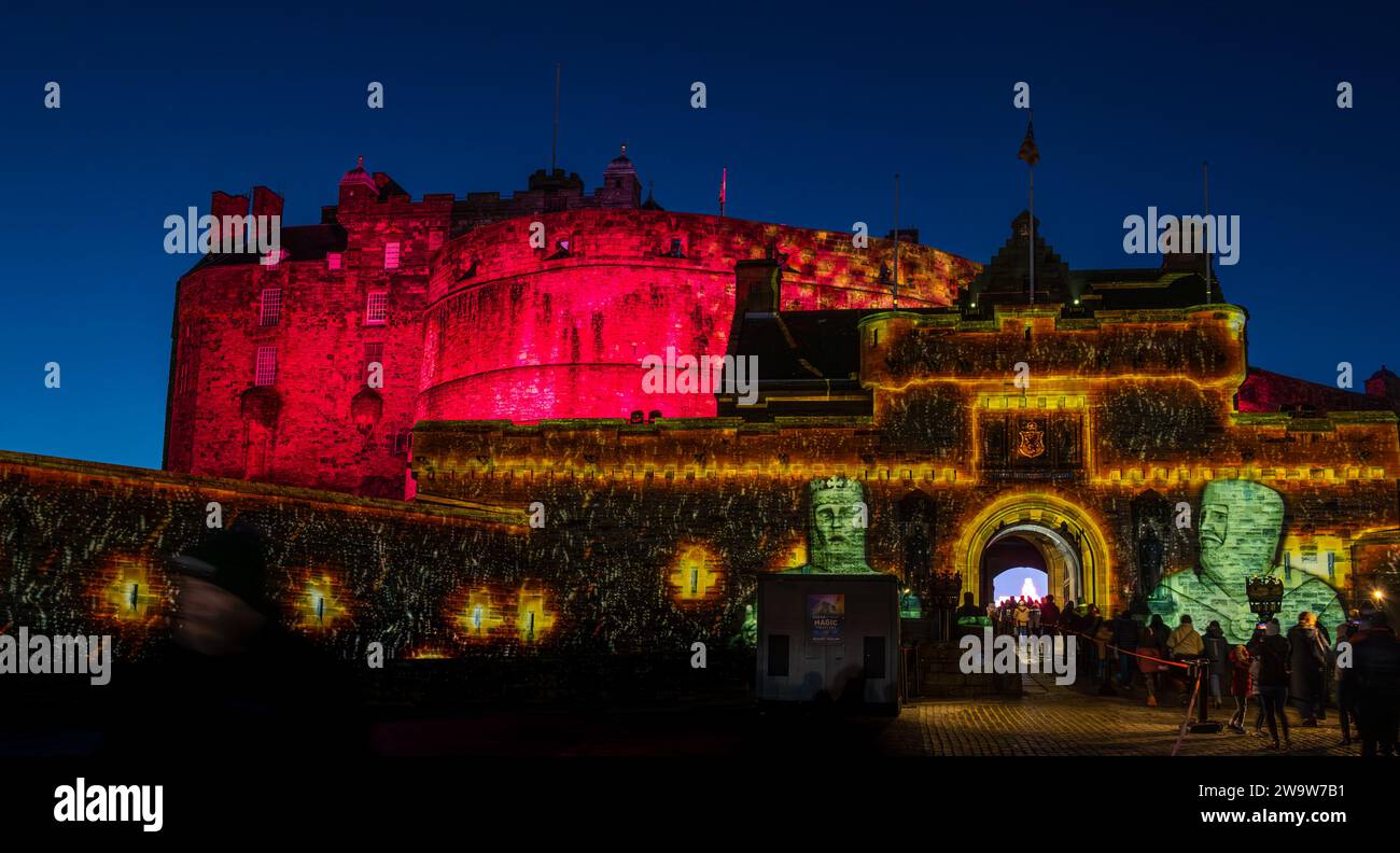 Castello di Edimburgo illuminato di notte per l'evento "Castle of Light night time light projections", Edimburgo, Scozia, Regno Unito Foto Stock