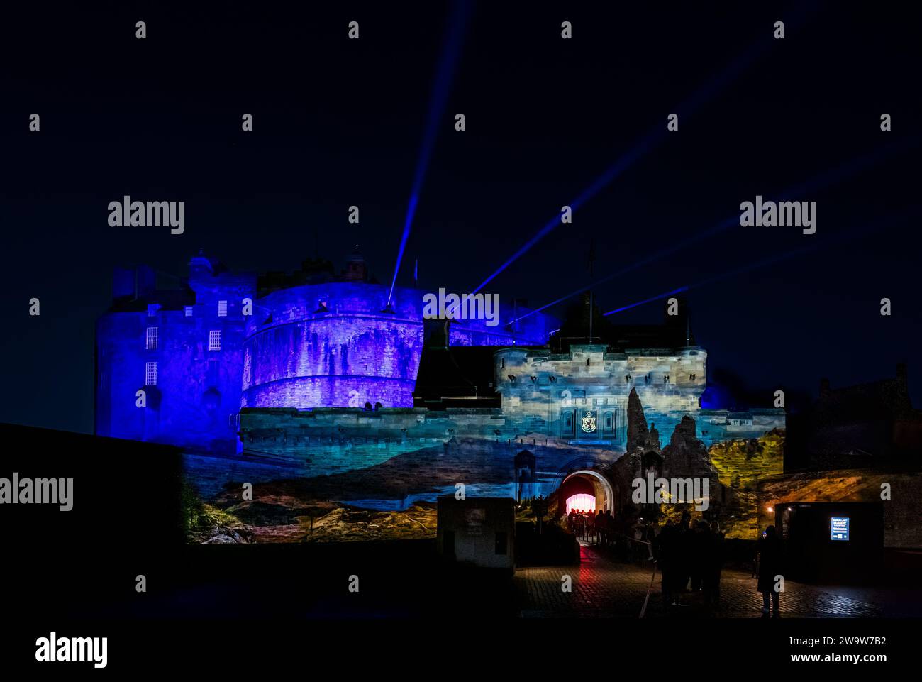 Castello di Edimburgo illuminato di notte per l'evento "Castle of Light night time light projections", Edimburgo, Scozia, Regno Unito Foto Stock