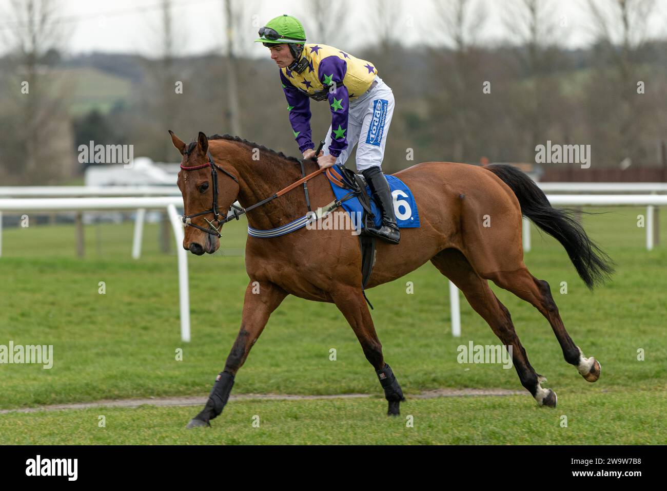 Just Toby, guidato da Charlie Todd e allenato da David Dennis, vince a Wincanton Over Fences, giovedì 10 marzo 2022 Foto Stock